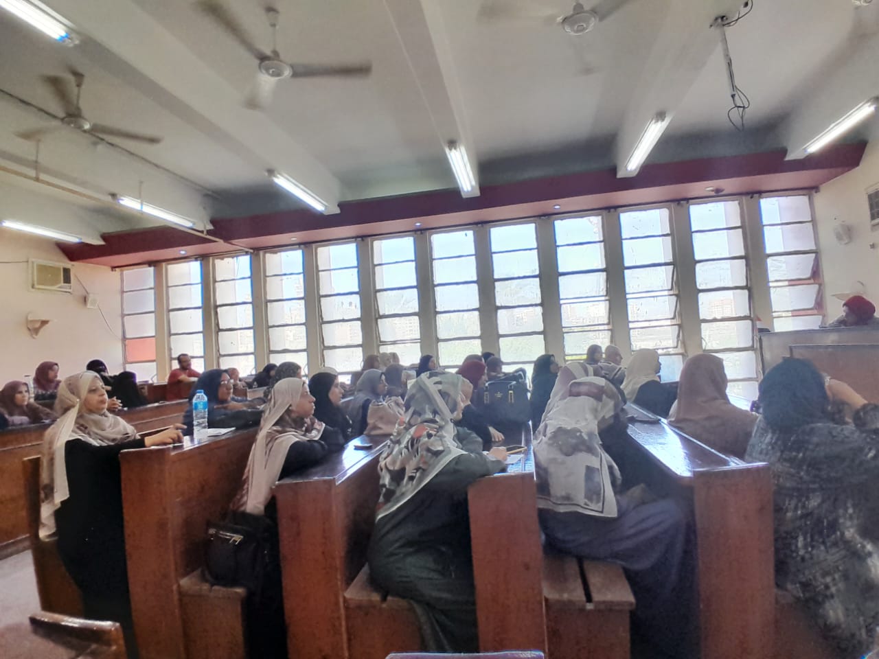 كتبت: إلهام السيد  عقد مجمع إعلام بنها التابع للهيئة العامة للاستعلامات، قطاع الإعلام الداخلي، ندوة عن "التوعية الإعلامية وتعزيز المشاركة السياسية للمرأة"، وذلك بقاعة مجلس مدينة بنها بالقليوبية. جاء هذا فى إطار حملة قطاع الإعلام الداخلى بالهيئة العامة للاستعلامات تحت شعار «صوتك مستقبلك.. انزل وشارك»، وذلك بناءً علي توجيهات الدكتور احمد يحى رئيس القطاع. واستهلت أماني الحاج علي مدير مجمع إعلام بنها، حديثها عن دور الهيئة العامة للاستعلامات وقطاع الإعلام الداخلى بمراكز الإعلام المنتشرة فى جميع محافظات مصر، ودورها الحيوى فى توصيل الرسالة الإعلامية فى شتى المجالات. وتناولت الندوة عدة محاور رئيسية أهمها. - دور المرأة وتعزيز قدراتها السياسية فهو حق وواجب وطنى. - المرأة داعية أساسية للأمن والأمان - دور المرأة لا يقل عن دور الرجل فالنساء شقائق الرجال. -دمج المرأة فى مسار التنمية وخاصة فى شقها السياسى والاجتماعي والاقتصادي. حاضر في الندوة كلاً من:- الدكتورة هبه عاطف لبيب مدرس الإعلام بقسم بحوث وقياسات الرأى العام بالمركز القومى للبحوث الاجتماعية والجنائية، فضيلة الشيخ اسلام أحمد السعيد واعظ بالأزهر الشريف. جاء هذا بحضور سماح محمد السيد مسئول الإعلام السكاني بمجمع اعلام بنها، ولفيف من الشخصيات العامة والقيادية بمجلس ومدينة بنها.