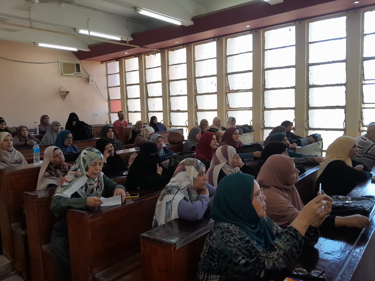 كتبت: إلهام السيد  عقد مجمع إعلام بنها التابع للهيئة العامة للاستعلامات، قطاع الإعلام الداخلي، ندوة عن "التوعية الإعلامية وتعزيز المشاركة السياسية للمرأة"، وذلك بقاعة مجلس مدينة بنها بالقليوبية. جاء هذا فى إطار حملة قطاع الإعلام الداخلى بالهيئة العامة للاستعلامات تحت شعار «صوتك مستقبلك.. انزل وشارك»، وذلك بناءً علي توجيهات الدكتور احمد يحى رئيس القطاع. واستهلت أماني الحاج علي مدير مجمع إعلام بنها، حديثها عن دور الهيئة العامة للاستعلامات وقطاع الإعلام الداخلى بمراكز الإعلام المنتشرة فى جميع محافظات مصر، ودورها الحيوى فى توصيل الرسالة الإعلامية فى شتى المجالات. وتناولت الندوة عدة محاور رئيسية أهمها. - دور المرأة وتعزيز قدراتها السياسية فهو حق وواجب وطنى. - المرأة داعية أساسية للأمن والأمان - دور المرأة لا يقل عن دور الرجل فالنساء شقائق الرجال. -دمج المرأة فى مسار التنمية وخاصة فى شقها السياسى والاجتماعي والاقتصادي. حاضر في الندوة كلاً من:- الدكتورة هبه عاطف لبيب مدرس الإعلام بقسم بحوث وقياسات الرأى العام بالمركز القومى للبحوث الاجتماعية والجنائية، فضيلة الشيخ اسلام أحمد السعيد واعظ بالأزهر الشريف. جاء هذا بحضور سماح محمد السيد مسئول الإعلام السكاني بمجمع اعلام بنها، ولفيف من الشخصيات العامة والقيادية بمجلس ومدينة بنها.