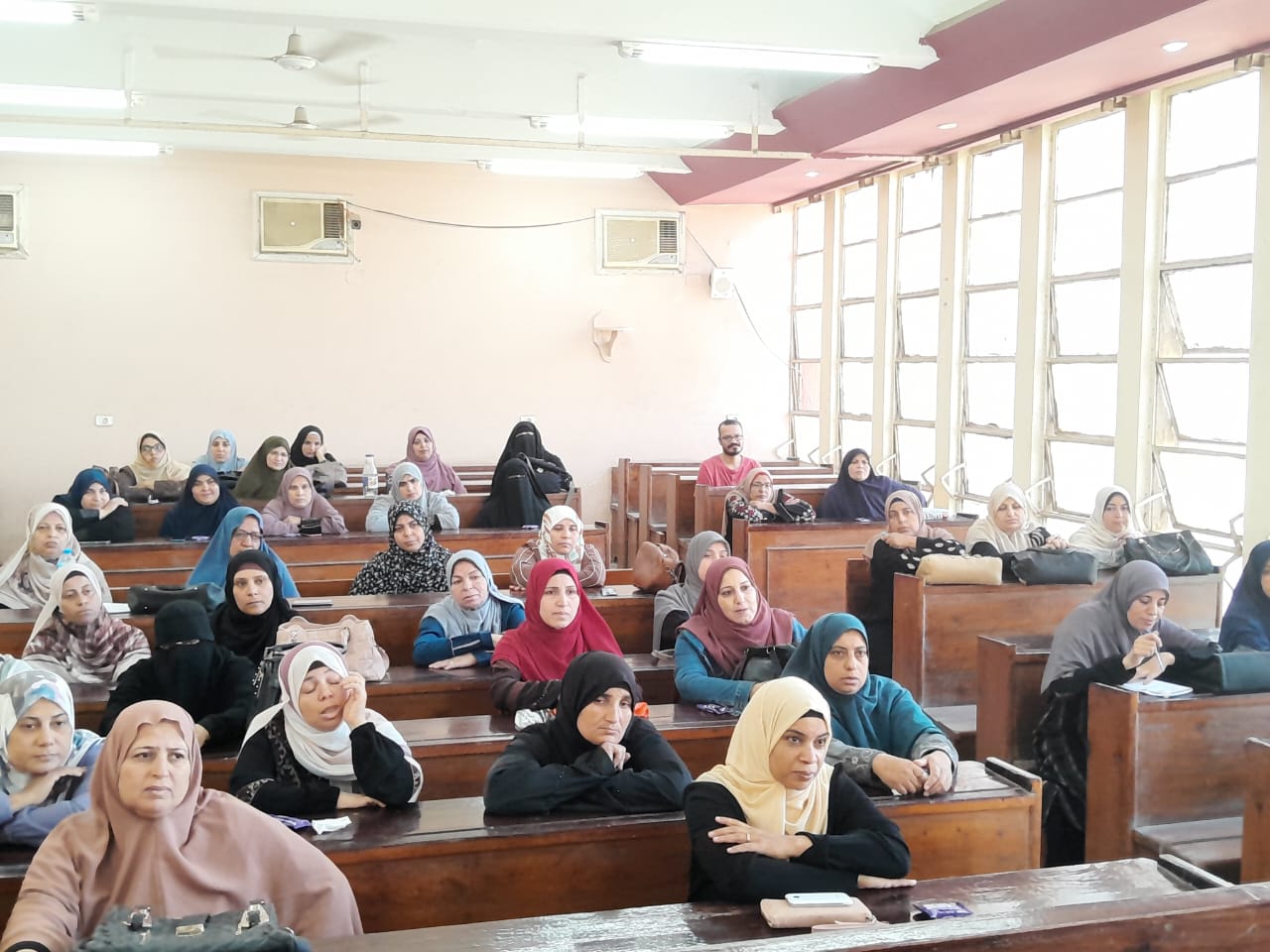 كتبت: إلهام السيد  عقد مجمع إعلام بنها التابع للهيئة العامة للاستعلامات، قطاع الإعلام الداخلي، ندوة عن "التوعية الإعلامية وتعزيز المشاركة السياسية للمرأة"، وذلك بقاعة مجلس مدينة بنها بالقليوبية. جاء هذا فى إطار حملة قطاع الإعلام الداخلى بالهيئة العامة للاستعلامات تحت شعار «صوتك مستقبلك.. انزل وشارك»، وذلك بناءً علي توجيهات الدكتور احمد يحى رئيس القطاع. واستهلت أماني الحاج علي مدير مجمع إعلام بنها، حديثها عن دور الهيئة العامة للاستعلامات وقطاع الإعلام الداخلى بمراكز الإعلام المنتشرة فى جميع محافظات مصر، ودورها الحيوى فى توصيل الرسالة الإعلامية فى شتى المجالات. وتناولت الندوة عدة محاور رئيسية أهمها. - دور المرأة وتعزيز قدراتها السياسية فهو حق وواجب وطنى. - المرأة داعية أساسية للأمن والأمان - دور المرأة لا يقل عن دور الرجل فالنساء شقائق الرجال. -دمج المرأة فى مسار التنمية وخاصة فى شقها السياسى والاجتماعي والاقتصادي. حاضر في الندوة كلاً من:- الدكتورة هبه عاطف لبيب مدرس الإعلام بقسم بحوث وقياسات الرأى العام بالمركز القومى للبحوث الاجتماعية والجنائية، فضيلة الشيخ اسلام أحمد السعيد واعظ بالأزهر الشريف. جاء هذا بحضور سماح محمد السيد مسئول الإعلام السكاني بمجمع اعلام بنها، ولفيف من الشخصيات العامة والقيادية بمجلس ومدينة بنها.