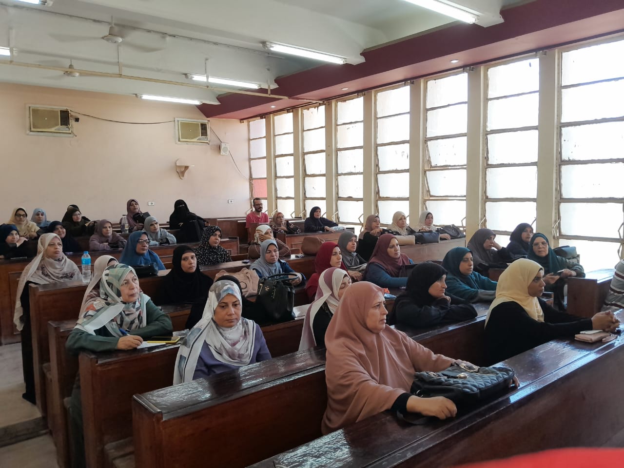 كتبت: إلهام السيد  عقد مجمع إعلام بنها التابع للهيئة العامة للاستعلامات، قطاع الإعلام الداخلي، ندوة عن "التوعية الإعلامية وتعزيز المشاركة السياسية للمرأة"، وذلك بقاعة مجلس مدينة بنها بالقليوبية. جاء هذا فى إطار حملة قطاع الإعلام الداخلى بالهيئة العامة للاستعلامات تحت شعار «صوتك مستقبلك.. انزل وشارك»، وذلك بناءً علي توجيهات الدكتور احمد يحى رئيس القطاع. واستهلت أماني الحاج علي مدير مجمع إعلام بنها، حديثها عن دور الهيئة العامة للاستعلامات وقطاع الإعلام الداخلى بمراكز الإعلام المنتشرة فى جميع محافظات مصر، ودورها الحيوى فى توصيل الرسالة الإعلامية فى شتى المجالات. وتناولت الندوة عدة محاور رئيسية أهمها. - دور المرأة وتعزيز قدراتها السياسية فهو حق وواجب وطنى. - المرأة داعية أساسية للأمن والأمان - دور المرأة لا يقل عن دور الرجل فالنساء شقائق الرجال. -دمج المرأة فى مسار التنمية وخاصة فى شقها السياسى والاجتماعي والاقتصادي. حاضر في الندوة كلاً من:- الدكتورة هبه عاطف لبيب مدرس الإعلام بقسم بحوث وقياسات الرأى العام بالمركز القومى للبحوث الاجتماعية والجنائية، فضيلة الشيخ اسلام أحمد السعيد واعظ بالأزهر الشريف. جاء هذا بحضور سماح محمد السيد مسئول الإعلام السكاني بمجمع اعلام بنها، ولفيف من الشخصيات العامة والقيادية بمجلس ومدينة بنها.