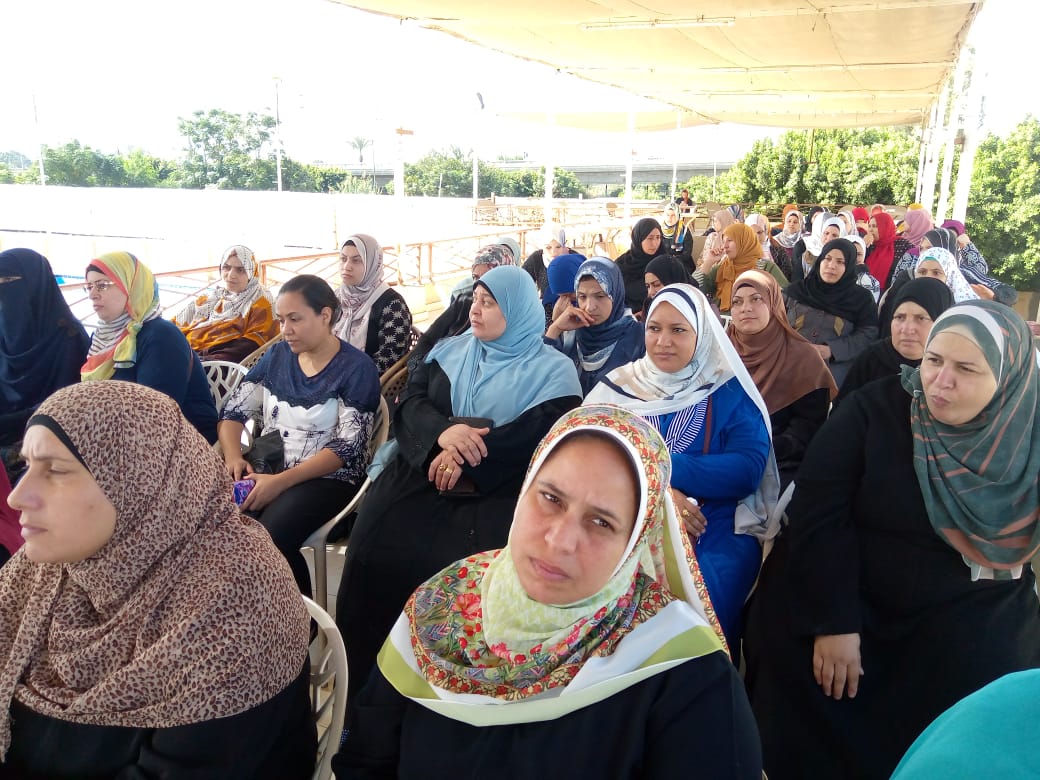 نظم مجمع إعلام بنها التابع لقطاع الإعلام الداخلي لقاءا إعلاميا بعنوان "المشاركة السياسية ودورها في تحقيق الانتماء"، وذلك بمركز شباب قها بمحافظة القليوبية. وجاء هذا في إطار الحملة الإعلامية التي أطلقتها الهيئة العامة للاستعلامات وقطاع الإعلام الداخلي صوتك مستقبلك .. انزل وشارك الهادفة لحث المواطنين علي المشاركة السياسية وممارسة حقهم الانتخابي بالإدلاء بأصواتهم في الاستحقاقات الرئاسية القادمة. واستهلت اللقاء اميرة محروس مشرف نشاط النيل بمجمع إعلام بنها، موضحة أهمية دور مراكز الإعلام والنيل التابعة لقطاع الإعلام الداخلي والمنتشرة بجميع محافظات الجمهورية في تعزيز المشاركة الشعبية في الاستحقاقات الانتخابية والتصدي لدعوات العزوف بنشر الوعي بين المواطنين لدي مختلف فئاتهم. وقد حاضر اللقاء دكتورة هند فؤاد من المركز القومي للبحوث الاجتماعية والجنائية، موضحة مفهوم المشاركة السياسية والتأكيد علي كونها حق مكفول للمواطن بالدستور والقانون وتوضيح أهمية المشاركة الشعبية الواعية وممارسة الحق الانتخابي في أي استحقاق انتخابي. وألقت الضوء علي أهم صلاحيات وسلطات رئيس الجمهورية في رسم السياسة العامة للدولة ووصفه بكونه أهم منصب في النظام القانوني في مصر وهو ما يستوجب المشاركة في الاختيار وبخاصة في ضوء التحديات التي تواجه البلاد في الوقت الراهن. كما اوضحت أهم أسس الإختيار الصحيح للمرشح وكيفية المفاضلة بين البرامج الإنتخابية المطروحة ومدي قابليتها للتطبيق ، كما أكدت علي مردود المشاركة السياسية الواعية والإيجابية في تحديد مستقبل البلاد والأجيال القادمة، وكون حجم هذه المشاركة تعكس قدرة هذا الشعب علي ممارسة حقه السياسي ويعكس مدي الوعي أمام العالم. وحضر اللقاء عبدالرحمن شداد نائب رئيس مجلس مدينة قها بحضور نخبة من القيادات التنفيذية.