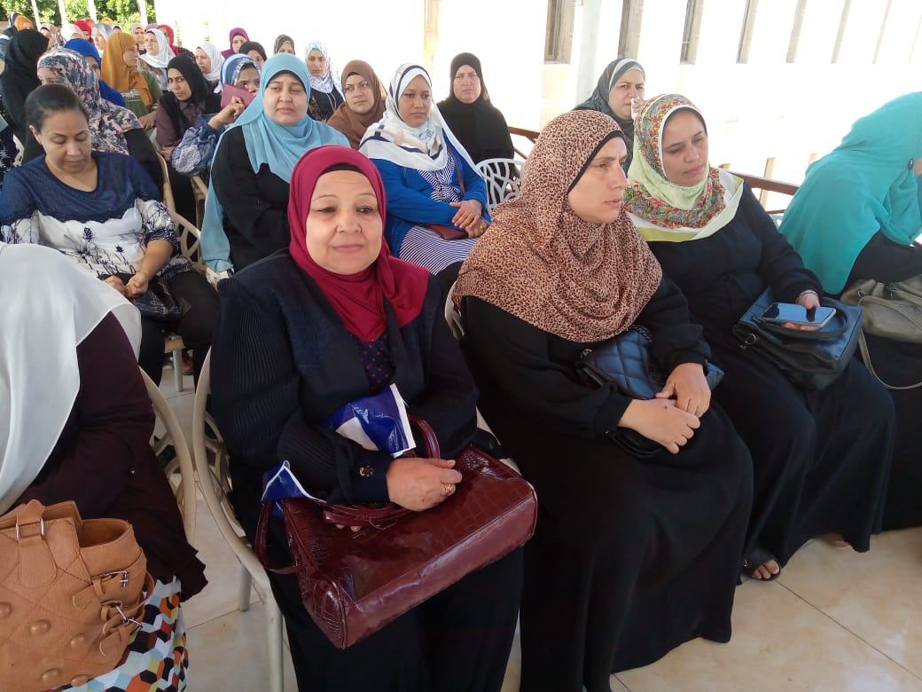 نظم مجمع إعلام بنها التابع لقطاع الإعلام الداخلي لقاءا إعلاميا بعنوان "المشاركة السياسية ودورها في تحقيق الانتماء"، وذلك بمركز شباب قها بمحافظة القليوبية. وجاء هذا في إطار الحملة الإعلامية التي أطلقتها الهيئة العامة للاستعلامات وقطاع الإعلام الداخلي صوتك مستقبلك .. انزل وشارك الهادفة لحث المواطنين علي المشاركة السياسية وممارسة حقهم الانتخابي بالإدلاء بأصواتهم في الاستحقاقات الرئاسية القادمة. واستهلت اللقاء اميرة محروس مشرف نشاط النيل بمجمع إعلام بنها، موضحة أهمية دور مراكز الإعلام والنيل التابعة لقطاع الإعلام الداخلي والمنتشرة بجميع محافظات الجمهورية في تعزيز المشاركة الشعبية في الاستحقاقات الانتخابية والتصدي لدعوات العزوف بنشر الوعي بين المواطنين لدي مختلف فئاتهم. وقد حاضر اللقاء دكتورة هند فؤاد من المركز القومي للبحوث الاجتماعية والجنائية، موضحة مفهوم المشاركة السياسية والتأكيد علي كونها حق مكفول للمواطن بالدستور والقانون وتوضيح أهمية المشاركة الشعبية الواعية وممارسة الحق الانتخابي في أي استحقاق انتخابي. وألقت الضوء علي أهم صلاحيات وسلطات رئيس الجمهورية في رسم السياسة العامة للدولة ووصفه بكونه أهم منصب في النظام القانوني في مصر وهو ما يستوجب المشاركة في الاختيار وبخاصة في ضوء التحديات التي تواجه البلاد في الوقت الراهن. كما اوضحت أهم أسس الإختيار الصحيح للمرشح وكيفية المفاضلة بين البرامج الإنتخابية المطروحة ومدي قابليتها للتطبيق ، كما أكدت علي مردود المشاركة السياسية الواعية والإيجابية في تحديد مستقبل البلاد والأجيال القادمة، وكون حجم هذه المشاركة تعكس قدرة هذا الشعب علي ممارسة حقه السياسي ويعكس مدي الوعي أمام العالم. وحضر اللقاء عبدالرحمن شداد نائب رئيس مجلس مدينة قها بحضور نخبة من القيادات التنفيذية.