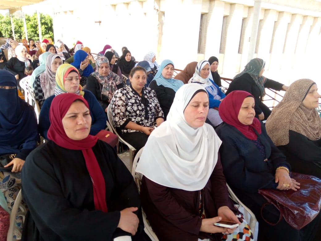 نظم مجمع إعلام بنها التابع لقطاع الإعلام الداخلي لقاءا إعلاميا بعنوان "المشاركة السياسية ودورها في تحقيق الانتماء"، وذلك بمركز شباب قها بمحافظة القليوبية. وجاء هذا في إطار الحملة الإعلامية التي أطلقتها الهيئة العامة للاستعلامات وقطاع الإعلام الداخلي صوتك مستقبلك .. انزل وشارك الهادفة لحث المواطنين علي المشاركة السياسية وممارسة حقهم الانتخابي بالإدلاء بأصواتهم في الاستحقاقات الرئاسية القادمة. واستهلت اللقاء اميرة محروس مشرف نشاط النيل بمجمع إعلام بنها، موضحة أهمية دور مراكز الإعلام والنيل التابعة لقطاع الإعلام الداخلي والمنتشرة بجميع محافظات الجمهورية في تعزيز المشاركة الشعبية في الاستحقاقات الانتخابية والتصدي لدعوات العزوف بنشر الوعي بين المواطنين لدي مختلف فئاتهم. وقد حاضر اللقاء دكتورة هند فؤاد من المركز القومي للبحوث الاجتماعية والجنائية، موضحة مفهوم المشاركة السياسية والتأكيد علي كونها حق مكفول للمواطن بالدستور والقانون وتوضيح أهمية المشاركة الشعبية الواعية وممارسة الحق الانتخابي في أي استحقاق انتخابي. وألقت الضوء علي أهم صلاحيات وسلطات رئيس الجمهورية في رسم السياسة العامة للدولة ووصفه بكونه أهم منصب في النظام القانوني في مصر وهو ما يستوجب المشاركة في الاختيار وبخاصة في ضوء التحديات التي تواجه البلاد في الوقت الراهن. كما اوضحت أهم أسس الإختيار الصحيح للمرشح وكيفية المفاضلة بين البرامج الإنتخابية المطروحة ومدي قابليتها للتطبيق ، كما أكدت علي مردود المشاركة السياسية الواعية والإيجابية في تحديد مستقبل البلاد والأجيال القادمة، وكون حجم هذه المشاركة تعكس قدرة هذا الشعب علي ممارسة حقه السياسي ويعكس مدي الوعي أمام العالم. وحضر اللقاء عبدالرحمن شداد نائب رئيس مجلس مدينة قها بحضور نخبة من القيادات التنفيذية.