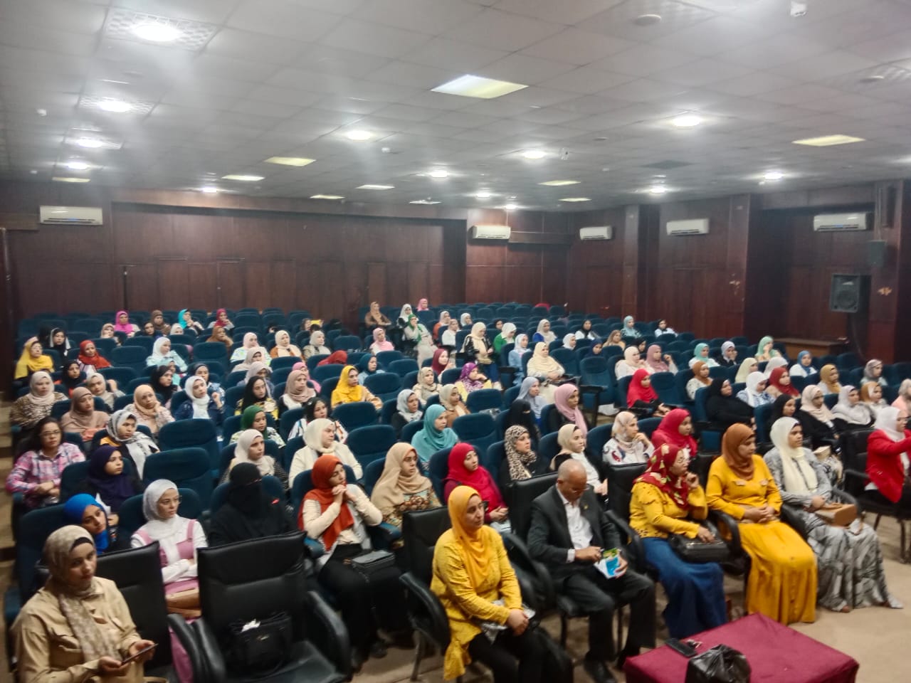 كتبت: إلهام السيد نظم مجمع إعلام بنها ندوة تثقيفية بعنوان "اهمية المشاركة السياسية والاستحقاقات الانتخابية" بمقر هيئة الشبان العالمية بالقليوبية، بحضور إمام فوزي وكيل وزارة التضامن الاجتماعى بالقليوبية. ويأتي ذلك فى إطار جملة "صوتك مستقبلك..انزل وشارك" والتى اطلقتها الهيئة العامة للاستعلامات وقطاع الاعلام الداخلى والتى تهدف تعزيز الحكم الديمقراطي واشراك الشعب فى اتخاذ القرار، وحث المواطنين على الادلاء باصواتهم فى الانتخابات كون ذلك حق مكفول لهم بالدستور والقانون و تشجيعهم على المشاركة الفعالة. وأشارت أماني الحاج علي مدير مجمع اعلام بنها، إلى أهمية مراكز الإعلام والنيل التابعة لقطاع الاعلام الداخلي فى تثقيف وتنمية وعى الجمهور بأهمية المشاركة السياسية وان التغيير يبدأ من داخل الشعب وعليه المجتمع بأكمله، مضيفة ان من واجبات المواطن المشاركة والمساهمة في بناء وطنه من خلال مشاركته في الدور المجتمعي وعليه ان لا يتخاذل في مسؤولياته تجاه الوطن. وفي نفس السياق أكد إمام فوزي على اهمية التواصل المباشر مع الجمهور والتأكيد على اهمية الانخراط في الحياة السياسية، وذلك من اجل استكمال مسيرة بناء دولة ديمقراطية حقيقية. وحاضر في الندوة الدكتور احمد الشريف رئيس مجلس أمناء مؤسسة القادة للعلوم الإدارية والتنمية بدرجة وزير مفوض بالوحدة الاقتصادية بجامعة الدول العربية، والذي بدوره القى الضوء على مفهوم المشاركة السياسية وأهميتها فى تحقيق مستقبل افضل والخروج من عنق الزجاجة، موضحاً أهمية البنية التحتية لمصر من أجل تحقيق التنمية المستدامة. وأضاف الدكتور أحمد الشريف أن الشعب بصدد ممارسة الحق السياسي له كناخب فى اختيار من يستحق وعلى الشعب ان يحرص على الإملاء بصوته من أجل تعميق مفهوم المواطنة وتحقيق الديمقراطية، مؤكدا ان مصر الحبيبة مطمع للاعداء لما تملكه من ثروات. مختتماً حديثه بدعوة الجمهور على النزول للإدلاء بأصواتهم وعدم الانسياق وراء الاراء السلبية الهدامة.