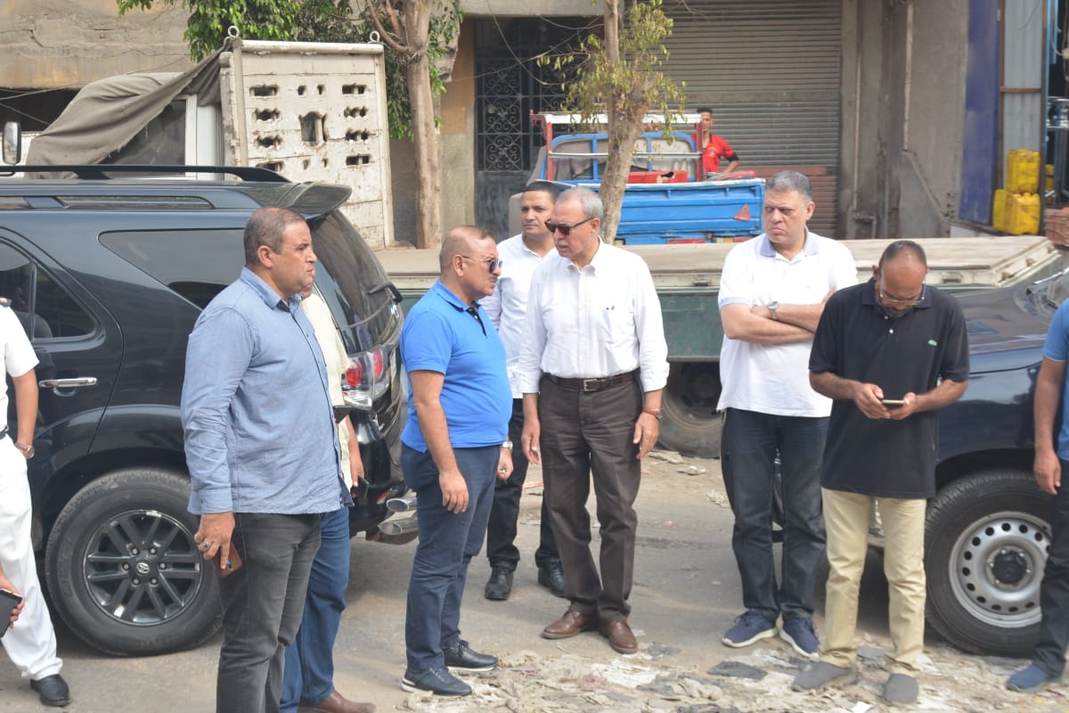 محافظ القليوبية يقوم بجولة ميدانية بمدينة شبرا الخيمة لمتابعة النظافة والإشغالات بالشوارع **************************************** قام عبد الحميد الهجان محافظ القليوبية صباح اليوم الجمعة بجولة ميدانية لتفقد شوارع مدينة شبرا الخيمة للإطمئنان على المستوى العام للنظافة ورفع الإشغالات ومتابعة الحركة المرورية وأعمال التطوير والتجميل بالمدينة، والإستماع لشكاوى ومقترحات المواطنين . بدأت الجولة بتفقد شارع بهيتم إسكو حيث تابع أعمال رفع القمامة من نقاط التجميع بالشارع موجها بمواصلة العمل حتى يتم رفع كافة تراكمات القمامة الموجودة، مشددا على ضرورة زيادة عدد الصناديق المخصصة لوضع القمامة بها ، كما قام المحافظ بحملة على الأكشاك والباعة الجائلين الذين يتعدون على أرصفة المشاة، وقام بالتحقق من بعض التراخيص بنفسه ومراجعة التراخيص الممنوحة لأصحاب المحال التجارية بالمنطقة وإتخاذ اللازم قانوناً ، وذلك في إطار خطة المحافظة لإعادة الإنضباط للشارع وتطبيق القانون على المخالفين . وانتقل الهجان ومرافقوه إلى نفق بهتيم ومنتصف شارع بهيتم أمام مجمع المدارس، ووجه بنظافة الشارع وعدم السماح بأي إشغالات والتشديد على شرطة المرافق بعدم السماح للباعة الجائلين بإفتراش النفق مرة أخرى لضمان عدم إعاقة حركة المارة ، مؤكدا أن الرصيف من حق المواطن ولن يتم السماح لأحد بالتعدي على الرصيف وغلق الشارع أمام حركة السيارات وعبور المواطنين . ثم توجه محافظ القليوبية سيراً على الأقدام لشارع 15 مايو لمتابعة حالة المرور والنظافة والإشغالات مشدداً على ضرورة رفع القمامة أولاً بأول والإلتزام بالمواعيد المحددة لذلك، للإرتقاء بالمنظومة وللحفاظ على البيئة والصحة العامة للمواطنين. وفي حي غرب شبرا الخيمة تفقد الهجان شارع عرابي متابعا أعمال النظافة التي تتم بإستخدام معدات الحي، حيث تم رفع كافة التراكمات الموجودة بالشارع ونقلها إلى المقلب الوسيط كما وجه المحافظ بتكثيف العمل بالنوبتجيات الليلية ورفع القمامة أولا بأول وعدم مغادرة المعدات من الشارع إلا بعد تمام إنتهاء أعمال النظافة، وقد تلاحظ أثناء المرور وجود طفح مجاري بشارع عرابي وعلى الفور قام الهجان بالتنسيق مع السيد رئيس شركة صرف القاهرة الكبرى لسرعة إصلاح العطل وإزالة أسباب الشكوى . وحرص محافظ القليوبية على الإستماع لشكاوى ومطالب المواطنين ومقترحاتهم بشأن تطوير منظومة العمل، مؤكداً أن الشكاوى سيتم فحصها بمعرفة الجهات المعنية والمقترحات سيتم دراستها والإستفادة منها لتطوير الأداء وتحسين مستوى العمل، وقال المحافظ نعمل جميعاً للإرتقاء بمحافظتنا وتقديم أفضل الخدمات للمواطنين . وأعرب المواطنون عن سعادتهم بتواجد المحافظ بينهم صباحاً ومساءاً وحرصه الدائم على الإستماع لهم وتلبية مطالبهم لإعادة الثقة بين المواطن والجهاز التنفيذي . ورافق المحافظ كلاً من المهندس هيثم الدسوقي رئيس مدينة شبرا الخيمة، واللواء أحمد أنور رئيس حي شرق شبرا الخيمة، والأستاذ ياسر إبراهيم والأستاذ علي إمام نائبي رئيس حي غرب شبرا الخيمة، والمقدم حسام العشيري مدير وحدة شرطة المرافق بشبرا الخيمة، ومسؤولي تحسين البيئة والإشغالات بالأحياء .