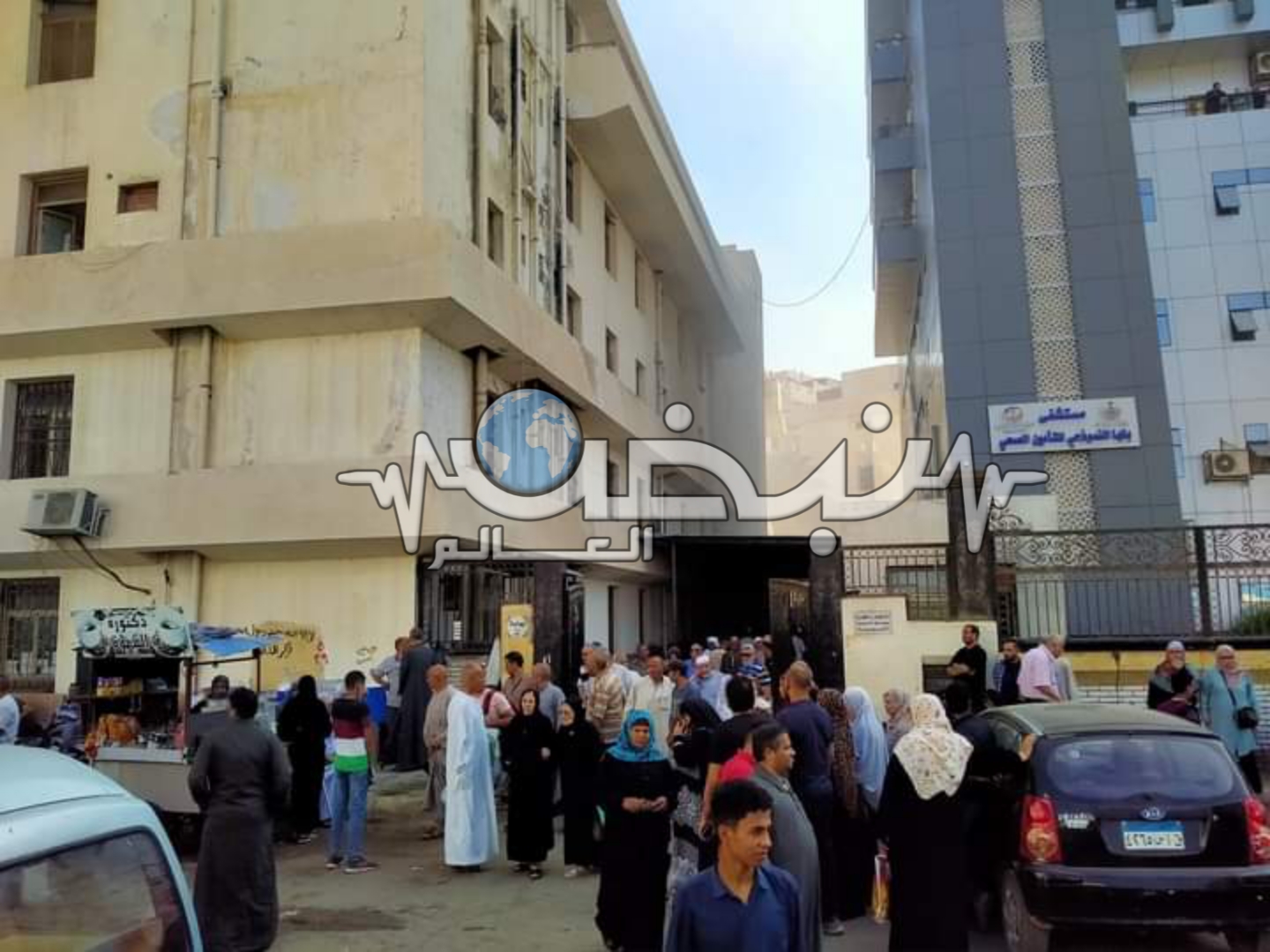 كتبت: مريم سعيد     متابعة: وائل جمال تمكن رجال الحماية المدنية من السيطرة على حريق نشب داخل عيادات التأمين الصحي في بنها، بعدما انتقلت قوات الحماية المدنية وتمت السيطرة عليه بدون وقوع أى إصابات. تلقت غرفة عمليات شرطة النجدة، بلاغا يفيد بنشوب حريق داخل عيادات التأمين الصحي في بنها، وتم الدفع بسيارات إطفاء لمكان الحريق، وفرض كردون أمنى بمحيط الحريق لمحاصرته ومنع امتداده وتمت السيطرة عليه دون إصابات. وأكد احد شهود عيان من المرضى أنه تم إخلاء المبنى من كافة النزلاء، موضحا أن الدكتور محمد حجاج مدير العيادات قام علي الفور بالتعامل مع الموقف وإخلاء المرضى  وانقاذ ما يمكن انقادة واخماد النار من خلال طفايات الحريق والبطاطين المبتلة للحفاظ علي حياة المرضى وكذلك الأجهزة الطبية دون المساس بأى منهما. وتم تحرير محضر بالواقعة. 