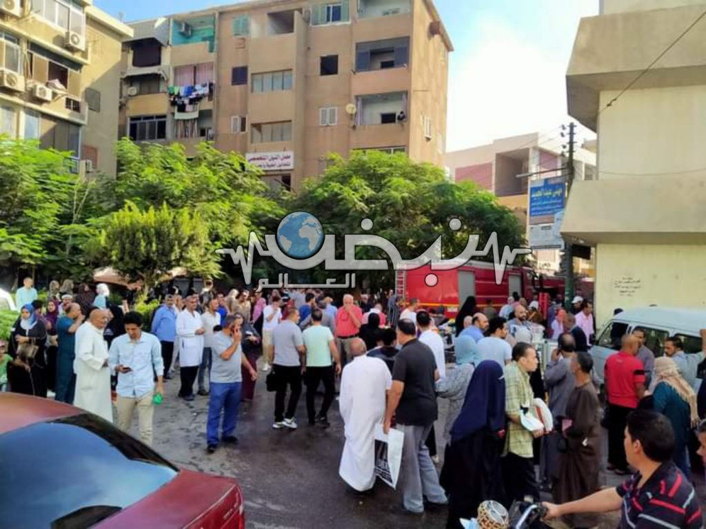 كتبت: مريم سعيد     متابعة: وائل جمال تمكن رجال الحماية المدنية من السيطرة على حريق نشب داخل عيادات التأمين الصحي في بنها، بعدما انتقلت قوات الحماية المدنية وتمت السيطرة عليه بدون وقوع أى إصابات.   تلقت غرفة عمليات شرطة النجدة، بلاغا يفيد بنشوب حريق داخل عيادات التأمين الصحي في بنها، وتم الدفع بسيارات إطفاء لمكان الحريق، وفرض كردون أمنى بمحيط الحريق لمحاصرته ومنع امتداده وتمت السيطرة عليه دون إصابات. وأكد احد شهود عيان من المرضى أنه تم إخلاء المبنى من كافة النزلاء، موضحا أن الدكتور محمد حجاج مدير العيادات قام علي الفور بالتعامل مع الموقف وإخلاء المرضى  وانقاذ ما يمكن انقادة واخماد النار من خلال طفايات الحريق والبطاطين المبتلة للحفاظ علي حياة المرضى وكذلك الأجهزة الطبية دون المساس بأى منهما. وتم تحرير محضر بالواقعة.
