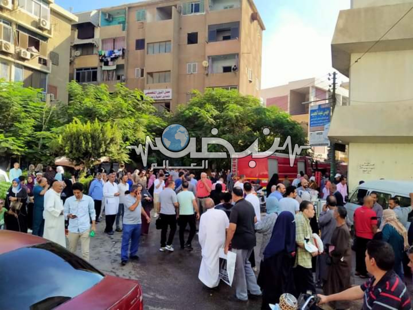 كتبت: مريم سعيد متابعة: وائل جمال تمكن رجال الحماية المدنية من السيطرة على حريق نشب داخل عيادات التأمين الصحي في بنها، بعدما انتقلت قوات الحماية المدنية وتمت السيطرة عليه بدون وقوع أى إصابات. تلقت غرفة عمليات شرطة النجدة، بلاغا يفيد بنشوب حريق داخل عيادات التأمين الصحي في بنها، وتم الدفع بسيارات إطفاء لمكان الحريق، وفرض كردون أمنى بمحيط الحريق لمحاصرته ومنع امتداده وتمت السيطرة عليه دون إصابات. وأكد احد شهود عيان من المرضى أنه تم إخلاء المبنى من كافة النزلاء، موضحا أن الدكتور محمد حجاج مدير العيادات قام علي الفور بالتعامل مع الموقف وإخلاء المرضى وانقاذ ما يمكن انقادة واخماد النار من خلال طفايات الحريق والبطاطين المبتلة للحفاظ علي حياة المرضى وكذلك الأجهزة الطبية دون المساس بأى منهما. وتم تحرير محضر بالواقعة.