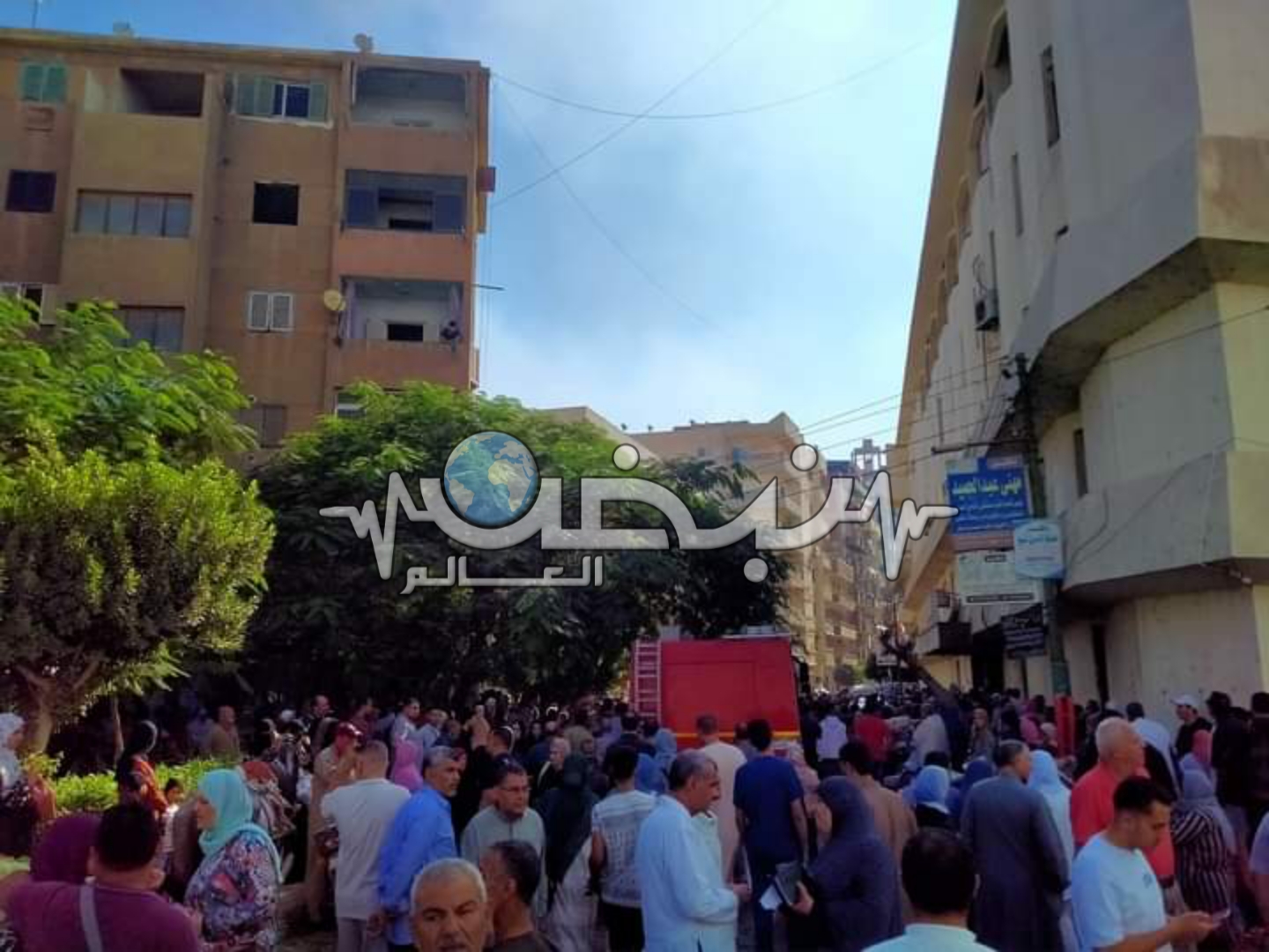 كتبت: مريم سعيد     متابعة: وائل جمال تمكن رجال الحماية المدنية من السيطرة على حريق نشب داخل عيادات التأمين الصحي في بنها، بعدما انتقلت قوات الحماية المدنية وتمت السيطرة عليه بدون وقوع أى إصابات. تلقت غرفة عمليات شرطة النجدة، بلاغا يفيد بنشوب حريق داخل عيادات التأمين الصحي في بنها، وتم الدفع بسيارات إطفاء لمكان الحريق، وفرض كردون أمنى بمحيط الحريق لمحاصرته ومنع امتداده وتمت السيطرة عليه دون إصابات. وأكد احد شهود عيان من المرضى أنه تم إخلاء المبنى من كافة النزلاء، موضحا أن الدكتور محمد حجاج مدير العيادات قام علي الفور بالتعامل مع الموقف وإخلاء المرضى  وانقاذ ما يمكن انقادة واخماد النار من خلال طفايات الحريق والبطاطين المبتلة للحفاظ علي حياة المرضى وكذلك الأجهزة الطبية دون المساس بأى منهما. وتم تحرير محضر بالواقعة. 
