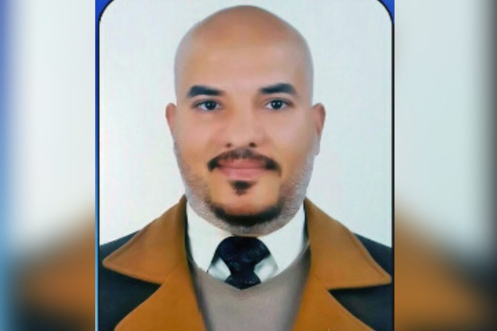 كتب: باسل محمد  قال المهندس المعلم كريم الشاعر أنه حصل على الدبلومة المهنية فى القيادة التربوية والأمن القومى من داخل الكلية الحربية وهو الان خريجي الدفعة رقم 1 معلمين والممثل الوحيد للتعليم الفنى لمحافظة القليوبية واشار كريم الشاعر إلى أنه حقق العديد من الإنجازات تحت قيادة سماح ابراهيم مدير مديرية التربية والتعليم بمحافظة القليوبية وأنه تم الإشادة به وتكريمه باعتباره نموذج مضيء للمعلم الشاب المجتهد و موهبة تستحق الاشادة حيث استطاع في فترة قصيرة من مسيرتة التعليمية التى بدأت عام 2006 معلما بالاجر ثم عام 2009 معلما بالتعاقد الى ان تم تعينه عام 2011 حتى تاريخه . واستطاع ان يكون اصغر عضو لجنة نقابية منتخب داخل المحافظة عام 2014 وفاز بأعلى الاصوات في انتخابات نقابة المعلمين بشرق شبرا الخيمة التعليمية ، وكان من اوائل المنسقين الاعلامين المكلفين داخل الإدارات التعليمية على مستوى الجمهورية فترة ولاية الدكتور محمود ابو النصر وزيرا للتربية والتعليم . كما حصل كريم الشاعر على العديد من الدورات التدريبية والتكريمات المختلفة من وزارة التربية والتعليم والمديرية بالقليوبية و الادارة التعليمية ونقابة المعلمين ومجلس الأمناء والاباء و المنظمة المتحدة لحقوق الانسان وجهات اخرى عديدة مهتمه بالتعليم مما دعم ذلك ترشيحه لوظيفة معاون وزير من القيادات الشبابية في التعليم عام 2016 فترة ولاية الدكتور هلال الشربيني ، وبعد ان حصل على دورة مهارات القيادة المدرسية واجتاز مقابلة القيادات بالمديرية صدر له امر تنفيذى عام 2019 وكيلا لاكبر مدرسة صناعية داخل ادارة غرب شبرا الخيمة التعليمية مدرسة شبرا الجديدة ، سطع نجمه في سماء الادارة و المدرسة مما دفع المديرية لاحتياجها لقيادات نشيطة و فعالة بان تصدر له امر تنفيذى عام 2021 بتكليفه مديرا لاكبر مدرسة صناعية داخل ادارة شرق شبرا الخيمة التعليمية مدرسة بهتيم الصناعية ، و في عام 2023 اجتاز جميع مقابلات لجنة اختيار القيادات بالادارة ثم المديرية كما انه اجتاز جميع اختبارات الكلية الحربية الطبية والرياضية والنفسية وكشف الهيئة واختير ضمن القيادات الشابة التى التحقت بمبادرة رئيس الجمهورية لاعداد 1000 قائد على مستوى الجمهورية من شباب التعليم لتولى مناصب قيادية و التى عقدت بالأكاديمية العسكرية المصرية وحصل على الدبلومة المهنية فى القيادة التربوية والأمن القومى من داخل الكلية الحربية وهو الان خريجي الدفعة رقم 1 معلمين والممثل الوحيد للتعليم الفنى لمحافظة القليوبية في هذه المبادرة الرئاسية .
