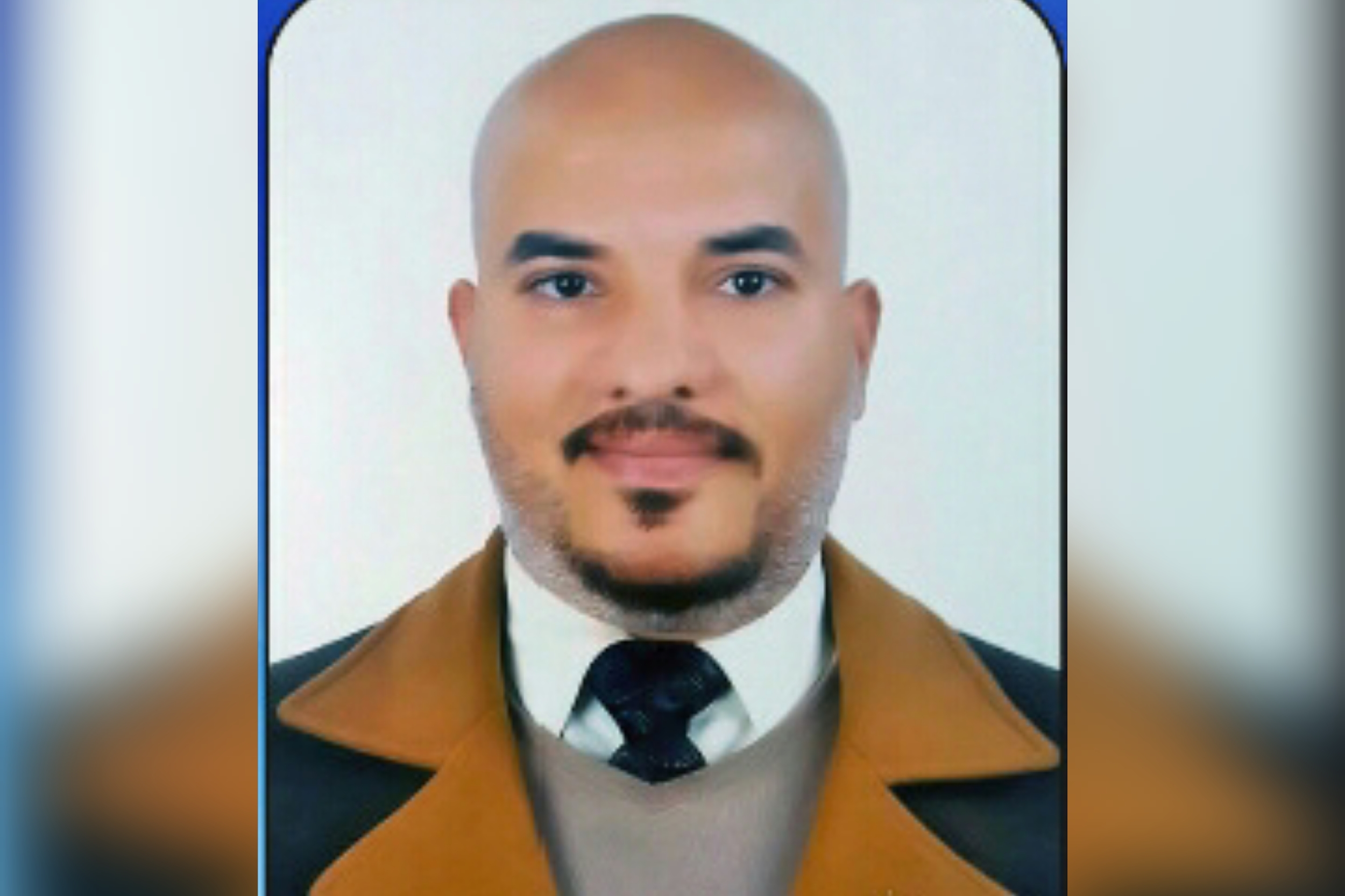 كتب: باسل محمد قال المهندس المعلم كريم الشاعر أنه حصل على الدبلومة المهنية فى القيادة التربوية والأمن القومى من داخل الكلية الحربية وهو الان خريجي الدفعة رقم 1 معلمين والممثل الوحيد للتعليم الفنى لمحافظة القليوبية واشار كريم الشاعر إلى أنه حقق العديد من الإنجازات تحت قيادة سماح ابراهيم مدير مديرية التربية والتعليم بمحافظة القليوبية وأنه تم الإشادة به وتكريمه باعتباره نموذج مضيء للمعلم الشاب المجتهد و موهبة تستحق الاشادة حيث استطاع في فترة قصيرة من مسيرتة التعليمية التى بدأت عام 2006 معلما بالاجر ثم عام 2009 معلما بالتعاقد الى ان تم تعينه عام 2011 حتى تاريخه . واستطاع ان يكون اصغر عضو لجنة نقابية منتخب داخل المحافظة عام 2014 وفاز بأعلى الاصوات في انتخابات نقابة المعلمين بشرق شبرا الخيمة التعليمية ، وكان من اوائل المنسقين الاعلامين المكلفين داخل الإدارات التعليمية على مستوى الجمهورية فترة ولاية الدكتور محمود ابو النصر وزيرا للتربية والتعليم . كما حصل كريم الشاعر على العديد من الدورات التدريبية والتكريمات المختلفة من وزارة التربية والتعليم والمديرية بالقليوبية و الادارة التعليمية ونقابة المعلمين ومجلس الأمناء والاباء و المنظمة المتحدة لحقوق الانسان وجهات اخرى عديدة مهتمه بالتعليم مما دعم ذلك ترشيحه لوظيفة معاون وزير من القيادات الشبابية في التعليم عام 2016 فترة ولاية الدكتور هلال الشربيني ، وبعد ان حصل على دورة مهارات القيادة المدرسية واجتاز مقابلة القيادات بالمديرية صدر له امر تنفيذى عام 2019 وكيلا لاكبر مدرسة صناعية داخل ادارة غرب شبرا الخيمة التعليمية مدرسة شبرا الجديدة ، سطع نجمه في سماء الادارة و المدرسة مما دفع المديرية لاحتياجها لقيادات نشيطة و فعالة بان تصدر له امر تنفيذى عام 2021 بتكليفه مديرا لاكبر مدرسة صناعية داخل ادارة شرق شبرا الخيمة التعليمية مدرسة بهتيم الصناعية ، و في عام 2023 اجتاز جميع مقابلات لجنة اختيار القيادات بالادارة ثم المديرية كما انه اجتاز جميع اختبارات الكلية الحربية الطبية والرياضية والنفسية وكشف الهيئة واختير ضمن القيادات الشابة التى التحقت بمبادرة رئيس الجمهورية لاعداد 1000 قائد على مستوى الجمهورية من شباب التعليم لتولى مناصب قيادية و التى عقدت بالأكاديمية العسكرية المصرية وحصل على الدبلومة المهنية فى القيادة التربوية والأمن القومى من داخل الكلية الحربية وهو الان خريجي الدفعة رقم 1 معلمين والممثل الوحيد للتعليم الفنى لمحافظة القليوبية في هذه المبادرة الرئاسية .