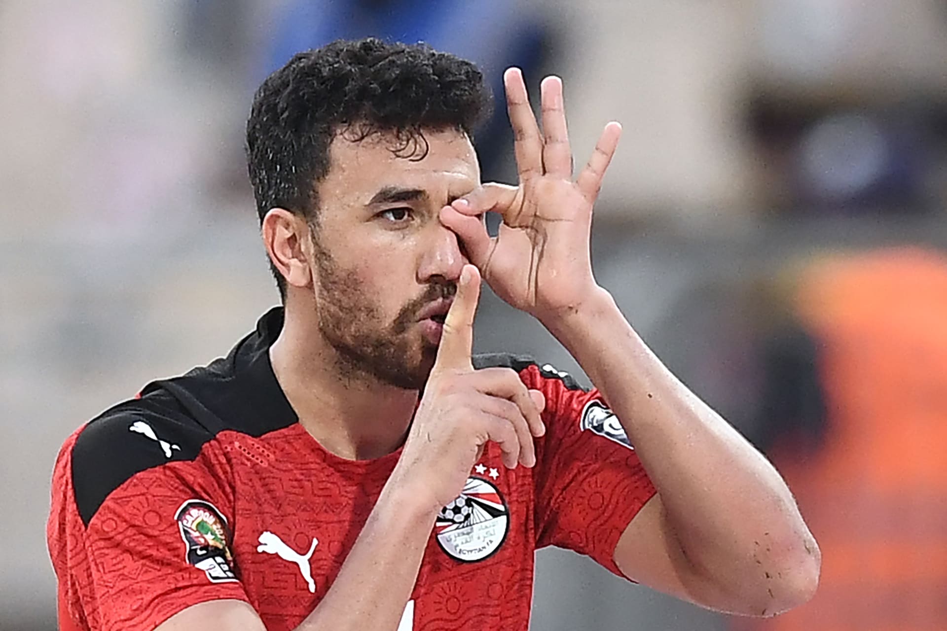 تريزيجيه يعادل رقم إبراهيم حسن وابوجريشه مع المنتخب كتب سامح رشاد تساوى محمود تريزيجيه مع على ابوجريشه وإبراهيم حسن فى الاهداف الدوليه المسجله مع المنتخب وسجل تريزيجيه هدفين فى شباك سيراليون ضمن منافسات الجوله الثانيه للتصفيات الافريقيه المؤهله لكاس العالم 2026 ورفع تريزيجيه بذلك رصيده الى 14 هدفا مع منتخب مصر خلال 65 مباراه دوليه ونجح تريزيجيه بهدفيه فى شباك سيراليون ان يفض الشراكه مع كل من احمد رمزى وهادى خشبه ب 12 هدفا لكل منهما ويفصل تريزيجيه هدف واحد لمعادله رقم حازم امام صاحب ال 15 هدفا ويبقى حسام حسن هو الهداف التاريخى لمنتخب مصر برصيد 76 هدفا اول تعليق ل تريزيجيه بعد هدفيه فى سيراليون اعرب تريزيجيه لاعب منتخب مصر عن سعادته بفوز الفراعنه على سيراليون بنتيجه 2_0 وقال تريزيجيه فى تصريحاته لقناة اون تايم سبورت " سعداء بالفوز وهدفنا التأهل لكأس العالم واسعاد الجماهير المصريه " واضاف عن تسجيله هدفين اليوم " لا افكر بشكل فردى كانت لدى الرغبه فى الفوز بالمقام الاول بغض النظر عن هويه من يسجل الاهداف ، وجميع اللاعبين على قلب رجل واحد وسعيد بالمساهمه فى فوز الفراعنه "