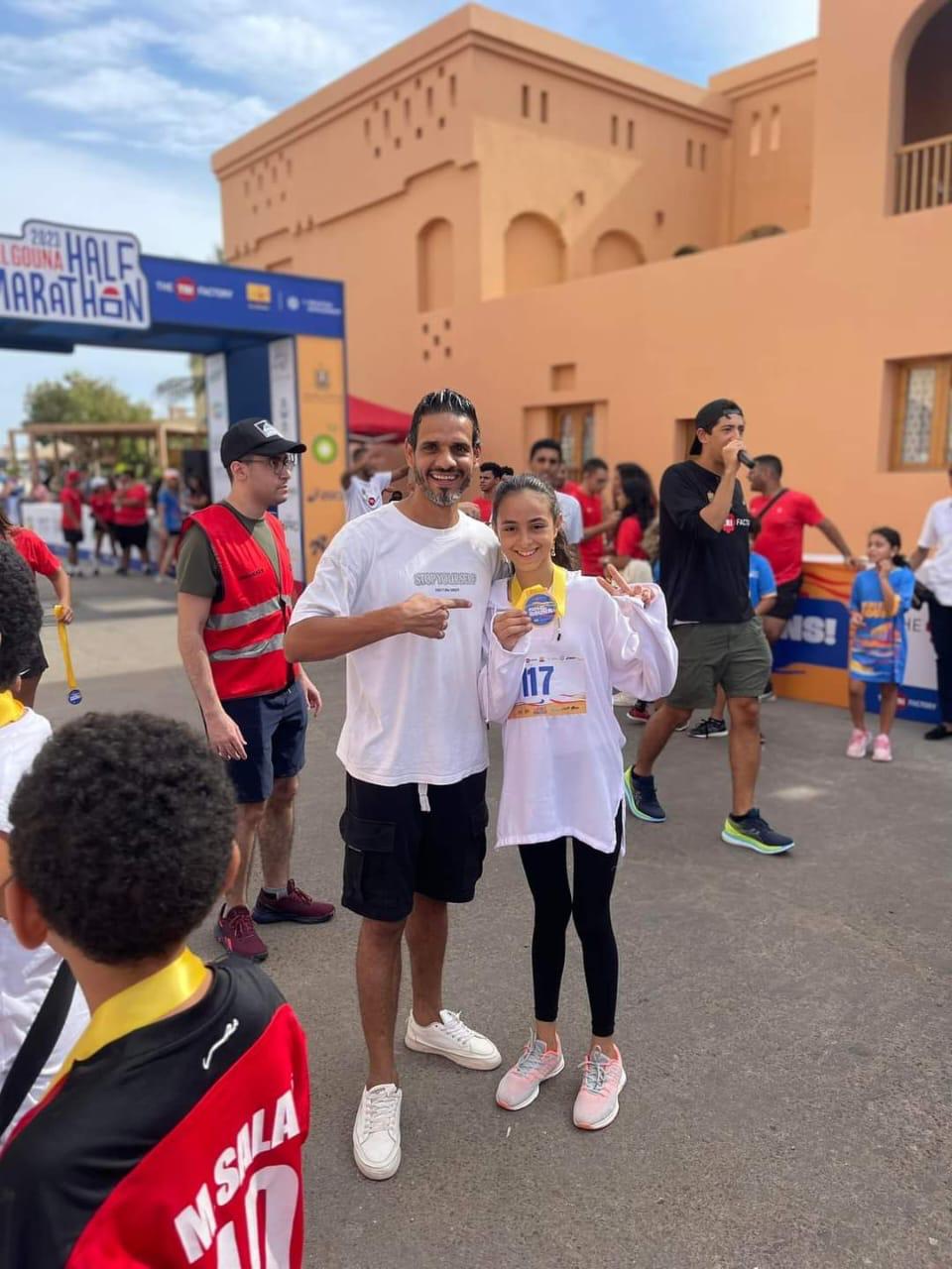 كتبت _رضوى خالد 

 أعلنت مدينة الجونة، إحدى المدن المتكاملة والمستدامة لشركة أوراسكوم للتنمية بمحافظة البحر الأحمر، عن انطلاق فعاليات "نصف ماراثون الجونة" في نسخته الخامسة اليوم السبت 11 نوفمبر الجاري، تحت رعاية وزارة الشباب والرياضة وإشراف الاتحاد المصري لألعاب القوى، وفي إطار فعاليات مهرجان البحر الأحمر للفعاليات الرياضية وبالتعاون مع شركة تراي فاكتوري، الشركة الرائدة في مجال إدارة الفعاليات الرياضية في مصر.

 وقد أعلنت مدينة الجونة وشركة تراي فاكتوري عن تخصيص جزء من إجمالي عائدات نصف ماراثون الجونة لمساندة جهود الهلال الأحمر في توفير المساعدات الإنسانية والإمدادات للشعب الفلسطيني.

يتيح نصف ماراثون الجونة للمشاركين فرصة الاختيار بين مسافات مختلفة تتراوح ما بين 21 كم و10 كم و5 كم للمشاركين الكبار، و1 كم للأطفال الذين تتراوح أعمارهم ما بين 5-10 سنوات. 

ينطلق نصف ماراثون الجونة من مارينا أبو تيج، ليأخذ المشاركون في جولة حول المدينة، بما في ذلك وسط المدينة Downtown ، مركز الجونة للمؤتمرات والثقافة، ومارينا أبيدوس، ومارينا فنادير، والمركز الرياضي الجديد، وملعب الجولف، والبحيرات المختلفة لينتهي السباق بالعودة إلى نقطة البداية.

أكد محمد عامر، الرئيس التنفيذي لمدينة الجونة، على حرص مدينة الجونة على الاستمرار في تنظيم الفعاليات الرياضية العالمية تعزيزاً لمكانتها كمركز رئيسي للأنشطة والفعاليات الرياضية المحلية والدولية، خاصةً في ظل استضافتها للعديد من الأحداث الرياضية الأخرى على رأسها بطولة الجونة الدولية للاسكواش، ومهرجان الجونة للرياضات المائية، وغيرها من الفعاليات، حيث تلعب الرياضة دورا أساسيا في تطوير المدينة وجعلها مركزًا مهما في المنطقة.

وأضاف عامر "تحرص مدينة الجونة على تطوير نصف ماراثون الجونة ووضع إضافات جديدة لمسار السباق كل عام ليتعرف المشاركون على التوسعات والتجديدات المستمرة في هذه المدينة الحيوية على ساحل البحر الأحمر كما يساهم هذا الحدث في تنشيط أنواع مختلفة من السياحة الجاذبة لمجموعات متنوعة من السائحين بمختلف احتياجاتهم. ويتضمن مسار الماراثون هذا العام لمسافة 21 كيلومترًا مروراً بمارينا فنادير الجديدة، مما يمنح المشاركين الفرصة لرؤيتها قبل الافتتاح الرسمي وهي أحدث إضافة حيوية للمدينة تضم مكون سكنى وتجارى وترفيهي في مكان واحد".

من جهته أعرب أيمن حقي، رئيس فريق شركة تراي فاكتوري عن فخره بتنظيم نصف ماراثون الجونة في نسخته الخامسة، موضحاً أن نسخة هذا العام تضم 800 متسابق بينهم 25 طفل في مسار 1 كم، وأن المتسابقين ينتمون الى 34 بلد على رأسهم مصر، بريطانيا، ألمانيا، إيطاليا، الولايات المتحدة الأمريكية، هولندا، بولاندا، روسيا، فرنسا، ليتوانيا، التشيك، بلجيكا، السويد، والدنمارك. 

وأشار إلى أن شركة تراي فاكتوري بالتعاون مع مدينة الجونة اتخذتا كافة التدابير اللازمة لضمان خروج السباق في صورة مشرفة تليق بمكانة مصر على خريطة الفعاليات الرياضية الدولية.

لمزيد من المعلومات حول الماراثون، برجاء زيارة @elgounahalfmarathon على الانستجرام، “El Gouna Half Marathon” على الفيس بوك، أو زيارة www.elgounahalfmarathon.com للحصول على خريطة الماراثون الكاملة.

مدينة الجونة:

مدينة الجونة، هي إحدى المدن المتكاملة والمستدامة لشركة أوراسكوم للتنمية وأيقونة مدن محافظة البحر الأحمر لأكثر من 30 عامًا.

 وتقع مدينة الجونة بالقرب من مدينة الغردقة على بعد 20 دقيقة فقط من مطار الغردقة الدولي، على مساحة 36.9 مليون متر مربع. وتضم مدينة الجونة 9200 وحدة سكنية تم تسليمها، و18 فندقًا، ومساحات عمل للشركات الناشئة وريادة الأعمال و3مدارس تقدم أنظمة تعليمية مختلفة ومستشفى دولي، ومركز للمؤتمرات والثقافة و4 مارينا، و2 ملاعب جولف بمواصفات عالمية، بالإضافة الى مجموعة متميزة من الخدمات الحيوية. 

يبلغ عدد سكان مدينة الجونة حوالي 25000 نسمة، وهي مدينة مستدامة حيث تحرص على تبني عدد من مبادرات الاستدامة البيئية على رأسها محطة الطاقة الشمسية بسعة 7 جيجاوات، ونظام إدارة النفايات الصلبة الكامل، والاعتماد بنسبة 100٪، على المياه المعاد تدويرها للري، من بين مبادرات أخرى كثيرة.
