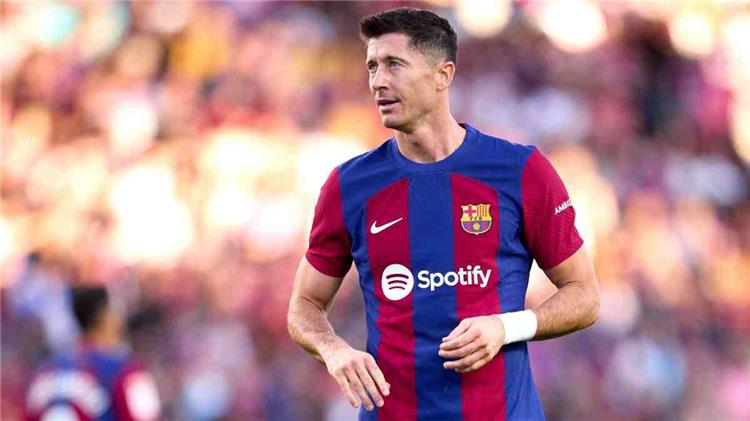 ليفاندوفسكي يقود هجوم البرسا أمام ألافيس بالدوري الاسباني كتبت : هالة إبراهيم يستضيف ملعب لويس كومبانيس، معقل النادي الكتالوني، مباراة برشلونة ضد ألافيس التي تعتبر أخر مباراة لفريق البلوجرانا قبل التوقف الدولي. أعلن المدرب الإسباني، تشافي هيرنانديز، المدير الفني لنادي برشلونة، عن تشكيل فريقه الرسمي الذي سيبدأ المباراة أمام ألافيس. وشهد تشكيل النادي الكتالوني عودة بيدري كأساسيًا في خط الوسط، فيما سيلعب لامين يامال بشكل أساسي كجناح أيمن، على أن يكون إينيجو مارتينيز في الخط الدفاعي بجوار كوندي وسيلعب أراوخو كظهير أيمن، وسيبدأ كانسيلو في الجبهة اليسرى. تشكيل برشلونة الرسمي لمباراة ألافيس حراسة المرمى: تير شتيجن خط الدفاع: أرواخو – كوندي – إينيجو مارتينيز – كانسيلو خط الوسط: بيدري – فيرمين لوبيز – جوندوجان خط الهجوم: لامين يامال – ليفاندوفسكي – جواو فيليكس ويأمل برشلونة في تحقيق الفوز على ضيفه من أجل إعادة تصحيح المسار والعودة مرة أخرى للمنافسة على قمة الترتيب بعد ابتعاده في الفترة الأخيرة فيما سيعمل ألافيس على تحقيق أفضل نتيجة إيجابية أمام النادي الكتالوني من أجل المحافظة على مركز جيد في جدول الترتيب.