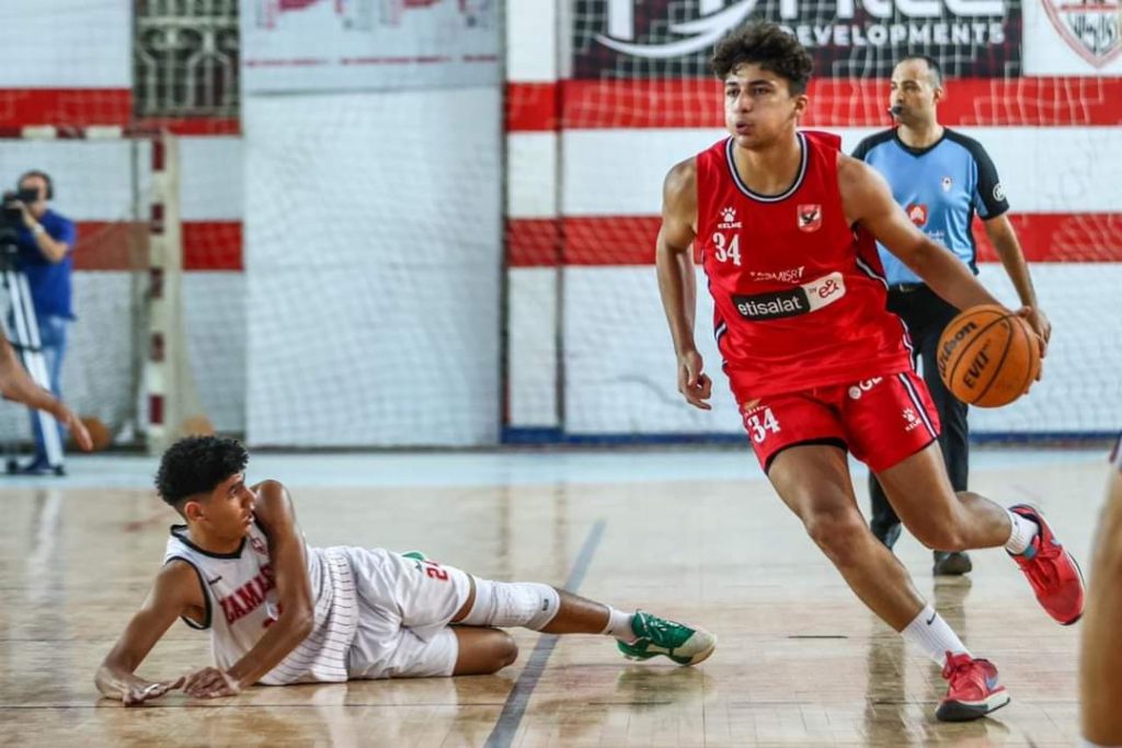 كتب : سامح رشاد  حسم فريق كرة السلة بالنادى الاهلى مباراته امام الزمالك 81 _ 66 فى المباراة التى جرت بينهما بصاله الزمالك وتقام الادوار الإقصائية من بطوله الدورى المرتبط بنظام الذهاب والعوده حيث يلتقى فريقا الرجال فى مباراتين ، الى جانب اقامه مواجهتين الشباب. ويتأهل الى الدور التالى الفائز بأكبر عدد من المباريات الاربعه ، وفى حال التعادل بين المرتبط ، يتم الاحتكام لمواجهات الكبار  وفى حاله تعدل فريقا المرتبط والكبار ، يتم الاحتكام الى فارق النقاط المسجله فى فرق الرجال فقط وكانت انطلقت المباراه فى تمام الساعه السادسه والنصف مساء ، بعد نهاية لقاء المرتبط الذى فاز بها الاهلى 72 _ 56 وكانت انتهت الفترة الاولى من المباراه بتقدم الاهلى ( 36 _ 18 ) انتهى الربع الثانى من المباراه بنتيجه (43_37) انتهت الفترة الثالثه بنتيجه ( 64 _44) انتهت الفترة الرابعه والمباراة بنتيجة (81_66) للأهلى  ومن المقرر ان تقام مباراة العودة لربع النهائى يوم الجمعة المقبل ، على صالة النادى الأهلى  وصعد الأهلى لربع النهائى بعد التغلب على القناة فى دور ال16 ، بينما صعد الزمالك بالفوز على الطيران  وكان قد توج الأهلى منذ ايام ببطوله السوبر المصرى بعد الفوز على الزمالك فى اللقاء الذى جمع بين الفريقين بمدينة المنامة فى البحرين