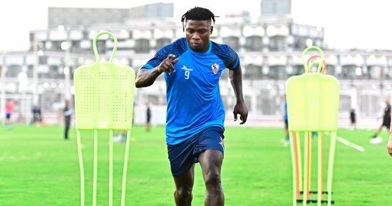 الزمالك يفوز على توت عنخ أمون بهدفين وديًا رحمة حسين حقق فريق الزمالك الفوز على نظيره توت عنخ أمون بهدفين نظيفين في المباراة الودية التي أقيمت بينهما اليوم الأربعاء على ملعب عبد اللطيف أبورجيلة بمقر نادي الزمالك . بدأ الفارس الأبيض المباراة بتشكيل مكون من، عبد الرحمن نفاد وحاتم سكر ومحمد عبد الغني وأحمد ذكي وأيمن الجزار ومحمد حسام " بيسو" ومحمد أشرف " روقا" وكريم عبد الحق ومحمد صلاح وسامسون أكينيولا وناصر منسي. أحداث الشوط الأول : سيطر الزمالك على مجريات المباراة منذ البداية وتوالت محاولات الأبيض لتسجيل هدف التقدم لكن دون جدوى لينتهي الشوط الأول بالتعادل السلبي. وبدأ الزمالك الشوط الثاني بتبديلات كالتالي بـ معاذ علاء الدين عمرو السيسي ونبيل عماد دونجا ويوسف أوباما ومحمود عبد الرازق " شيكابالا" بدلا من عبد الرحمن نفاد ومحمد عبد الغني محمد أشرف " روقا" وكريم عبد الحق ومحمد صلاح. وواصل الزمالك سيطرته على مجريات الأمور في حين لم تكن هناك خطورة على مرمى الأبيض، وبعدها دفع الجهاز الفني بكل من محمد عبد الشافي وحمزة المثلوثي وإبراهيما نداي وسيد عبد الله " نيمار "بدلا من حاتم سكر وأيمن الجزار ومحمد حسام "بيسو" وناصر منسي. وفي الدقيقة 69 أحرز البنيني سامسون أكينيولا الهدف الأول للزمالك من متابعة لرأسية أوباما التي ارتدت من الحارس ليسددها في المرمى، وفي الدقيقة 72 أضاف سامسون الهدف الثاني من رأسية بعدما تلقى عرضية من سيد عبد الله " نيمار" حولها برأسية على يسار الحارس. وتوالت محاولات الزمالك للتسجيل والضيوف للتسجيل أيضا ولكن تنتهي المباراة بفوز الأبيض بثنائية نظيفة . وحرص كل من أحمد سليمان وحسين السيد وأحمد خالد حسانين ورامي نصوحي أعضاء مجلس الإدارة على متابعة المباراة لمؤازرة الفريق. وفي نفس السياق يذكر أن الزمالك يستعد لمواجهة فريق أبو سليم الليبي المقرر لها يوم 26 نوفمبر الجاري باستاد برج العرب، في الجولة الأولى لمباريات دور المجموعات لبطولة كأس الكونفدرالية الأفريقية. - [ ]