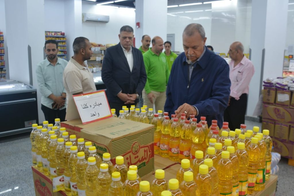 أجرى عبد الحميد الهجان محافظ القليوبية، جولة ميدانية تابع خلالها الالتزام بتطبيق مبادرة خفض السلع الغذائية والأساسية ومدى توافرها بعددٍ من السلاسل التُجارية والهايبر ماركت بحي غرب وحي شرق شبرا الخيمه  وخلال الجوله صرح محافظ القليوبيه بان إجمالى عدد المنافذ الحكومية بالمحافظة 497 منفذا، منها 52 جمعية استهلاكية و88 مجمع استهلاكى و318 منفذ جمعيتى، بالإضافة إلى 21 منفذا للشركة العامة لتجارة الجملة، و18 منفذ ثابت ومتنقل "تحيا مصر"، بالإضافة إلى 49 منفذ أهلى تنوعت ما بين شركات ومبادرات والغرفة التجارية بالقليوبية وخلال الجوله اطمأن المحافظ على توافر كافة السلع الغذائية الأساسية وبأسعار مخفضة عن مثيلاتها في الأسواق ومدى الالتزام بتطبيق مبادرة خفض السلع الأساسية، مشددا بضرورة ضخ كميات أكبر من المعروض لتلبية كافة احتياجات المواطنين، مع أهمية وضع الأسعار على كل منتج بشكل واضح للجمهور ، مؤكدا على توفير مكان مخصص بتجميع كل السلع المطبق عليها المبادرة داخل كل هايبر وماركت للتسهيل علي المواطن كما وجه وكيل وزارة التموين بالقليوبية بمراقبة مناسبة الاسعار جميع السلع لتحقيق الانضباط بالأسواق  وجاء هذا بحضور عيد عبد الله مدير مديرية التموين بالقليوبية، والمهندس هيثم دسوقي رئيس مجلس مدينة شبرا الخيمة، واللواء محمد الصحصاح رئيس حي غرب شبرا الخيمة، واللواء أحمد انور رئيس حي شرق شبرا الخيمة