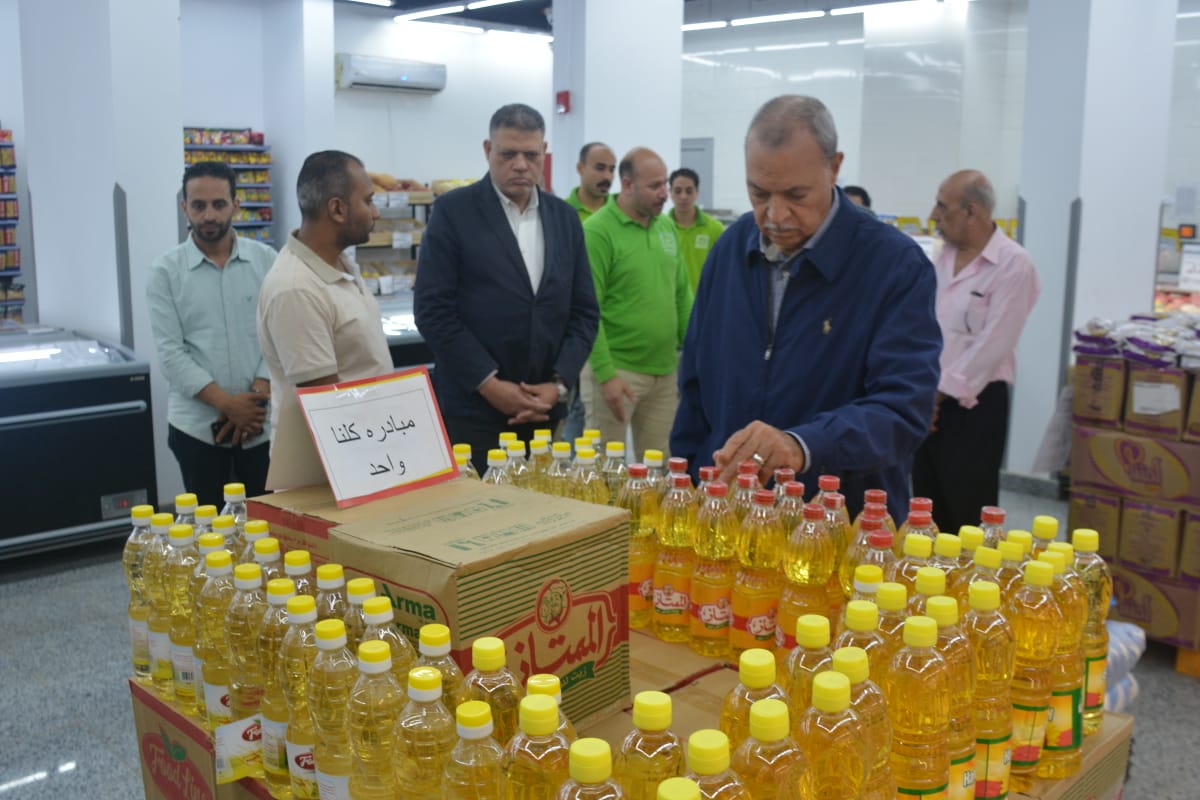 أجرى عبد الحميد الهجان محافظ القليوبية، جولة ميدانية تابع خلالها الالتزام بتطبيق مبادرة خفض السلع الغذائية والأساسية ومدى توافرها بعددٍ من السلاسل التُجارية والهايبر ماركت بحي غرب وحي شرق شبرا الخيمه  وخلال الجوله صرح محافظ القليوبيه بان إجمالى عدد المنافذ الحكومية بالمحافظة 497 منفذا، منها 52 جمعية استهلاكية و88 مجمع استهلاكى و318 منفذ جمعيتى، بالإضافة إلى 21 منفذا للشركة العامة لتجارة الجملة، و18 منفذ ثابت ومتنقل "تحيا مصر"، بالإضافة إلى 49 منفذ أهلى تنوعت ما بين شركات ومبادرات والغرفة التجارية بالقليوبية وخلال الجوله اطمأن المحافظ على توافر كافة السلع الغذائية الأساسية وبأسعار مخفضة عن مثيلاتها في الأسواق ومدى الالتزام بتطبيق مبادرة خفض السلع الأساسية، مشددا بضرورة ضخ كميات أكبر من المعروض لتلبية كافة احتياجات المواطنين، مع أهمية وضع الأسعار على كل منتج بشكل واضح للجمهور ، مؤكدا على توفير مكان مخصص بتجميع كل السلع المطبق عليها المبادرة داخل كل هايبر وماركت للتسهيل علي المواطن كما وجه وكيل وزارة التموين بالقليوبية بمراقبة مناسبة الاسعار جميع السلع لتحقيق الانضباط بالأسواق  وجاء هذا بحضور عيد عبد الله مدير مديرية التموين بالقليوبية، والمهندس هيثم دسوقي رئيس مجلس مدينة شبرا الخيمة، واللواء محمد الصحصاح رئيس حي غرب شبرا الخيمة، واللواء أحمد انور رئيس حي شرق شبرا الخيمة