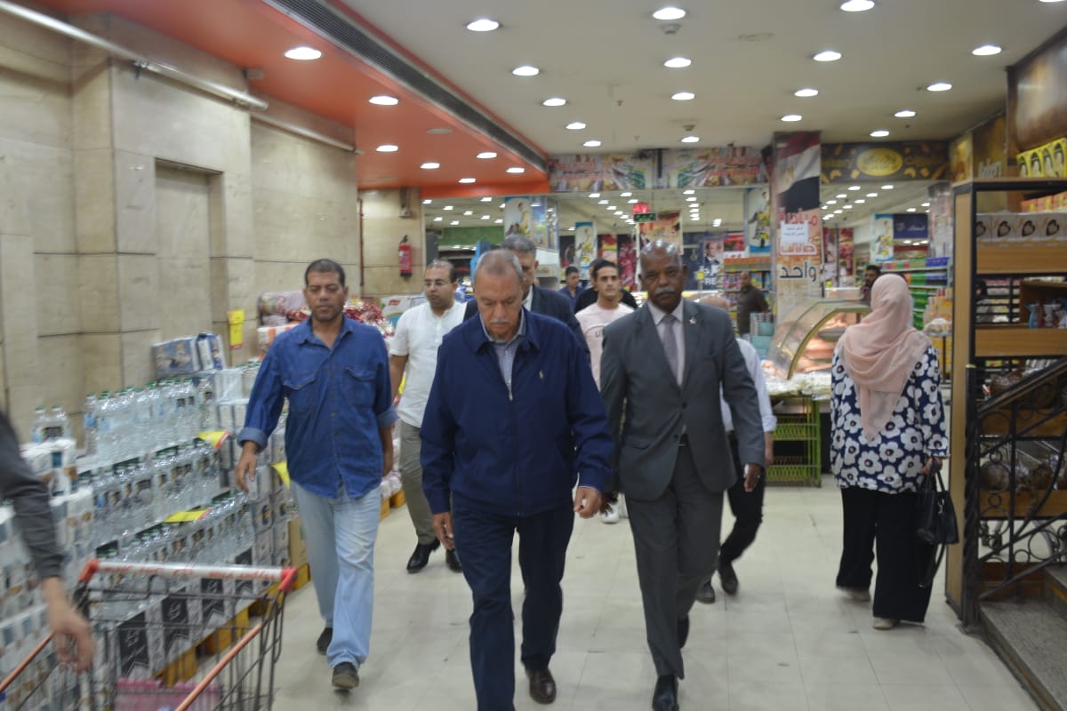 أجرى عبد الحميد الهجان محافظ القليوبية، جولة ميدانية تابع خلالها الالتزام بتطبيق مبادرة خفض السلع الغذائية والأساسية ومدى توافرها بعددٍ من السلاسل التُجارية والهايبر ماركت بحي غرب وحي شرق شبرا الخيمه  وخلال الجوله صرح محافظ القليوبيه بان إجمالى عدد المنافذ الحكومية بالمحافظة 497 منفذا، منها 52 جمعية استهلاكية و88 مجمع استهلاكى و318 منفذ جمعيتى، بالإضافة إلى 21 منفذا للشركة العامة لتجارة الجملة، و18 منفذ ثابت ومتنقل "تحيا مصر"، بالإضافة إلى 49 منفذ أهلى تنوعت ما بين شركات ومبادرات والغرفة التجارية بالقليوبية وخلال الجوله اطمأن المحافظ على توافر كافة السلع الغذائية الأساسية وبأسعار مخفضة عن مثيلاتها في الأسواق ومدى الالتزام بتطبيق مبادرة خفض السلع الأساسية، مشددا بضرورة ضخ كميات أكبر من المعروض لتلبية كافة احتياجات المواطنين، مع أهمية وضع الأسعار على كل منتج بشكل واضح للجمهور ، مؤكدا على توفير مكان مخصص بتجميع كل السلع المطبق عليها المبادرة داخل كل هايبر وماركت للتسهيل علي المواطن كما وجه وكيل وزارة التموين بالقليوبية بمراقبة مناسبة الاسعار جميع السلع لتحقيق الانضباط بالأسواق  وجاء هذا بحضور عيد عبد الله مدير مديرية التموين بالقليوبية، والمهندس هيثم دسوقي رئيس مجلس مدينة شبرا الخيمة، واللواء محمد الصحصاح رئيس حي غرب شبرا الخيمة، واللواء أحمد انور رئيس حي شرق شبرا الخيمة