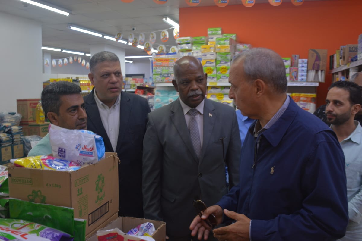 أجرى عبد الحميد الهجان محافظ القليوبية، جولة ميدانية تابع خلالها الالتزام بتطبيق مبادرة خفض السلع الغذائية والأساسية ومدى توافرها بعددٍ من السلاسل التُجارية والهايبر ماركت بحي غرب وحي شرق شبرا الخيمه  وخلال الجوله صرح محافظ القليوبيه بان إجمالى عدد المنافذ الحكومية بالمحافظة 497 منفذا، منها 52 جمعية استهلاكية و88 مجمع استهلاكى و318 منفذ جمعيتى، بالإضافة إلى 21 منفذا للشركة العامة لتجارة الجملة، و18 منفذ ثابت ومتنقل "تحيا مصر"، بالإضافة إلى 49 منفذ أهلى تنوعت ما بين شركات ومبادرات والغرفة التجارية بالقليوبية وخلال الجوله اطمأن المحافظ على توافر كافة السلع الغذائية الأساسية وبأسعار مخفضة عن مثيلاتها في الأسواق ومدى الالتزام بتطبيق مبادرة خفض السلع الأساسية، مشددا بضرورة ضخ كميات أكبر من المعروض لتلبية كافة احتياجات المواطنين، مع أهمية وضع الأسعار على كل منتج بشكل واضح للجمهور ، مؤكدا على توفير مكان مخصص بتجميع كل السلع المطبق عليها المبادرة داخل كل هايبر وماركت للتسهيل علي المواطن كما وجه وكيل وزارة التموين بالقليوبية بمراقبة مناسبة الاسعار جميع السلع لتحقيق الانضباط بالأسواق  وجاء هذا بحضور عيد عبد الله مدير مديرية التموين بالقليوبية، والمهندس هيثم دسوقي رئيس مجلس مدينة شبرا الخيمة، واللواء محمد الصحصاح رئيس حي غرب شبرا الخيمة، واللواء أحمد انور رئيس حي شرق شبرا الخيمة أجرى عبد الحميد الهجان محافظ القليوبية، جولة ميدانية تابع خلالها الالتزام بتطبيق مبادرة خفض السلع الغذائية والأساسية ومدى توافرها بعددٍ من السلاسل التُجارية والهايبر ماركت بحي غرب وحي شرق شبرا الخيمه  وخلال الجوله صرح محافظ القليوبيه بان إجمالى عدد المنافذ الحكومية بالمحافظة 497 منفذا، منها 52 جمعية استهلاكية و88 مجمع استهلاكى و318 منفذ جمعيتى، بالإضافة إلى 21 منفذا للشركة العامة لتجارة الجملة، و18 منفذ ثابت ومتنقل "تحيا مصر"، بالإضافة إلى 49 منفذ أهلى تنوعت ما بين شركات ومبادرات والغرفة التجارية بالقليوبية وخلال الجوله اطمأن المحافظ على توافر كافة السلع الغذائية الأساسية وبأسعار مخفضة عن مثيلاتها في الأسواق ومدى الالتزام بتطبيق مبادرة خفض السلع الأساسية، مشددا بضرورة ضخ كميات أكبر من المعروض لتلبية كافة احتياجات المواطنين، مع أهمية وضع الأسعار على كل منتج بشكل واضح للجمهور ، مؤكدا على توفير مكان مخصص بتجميع كل السلع المطبق عليها المبادرة داخل كل هايبر وماركت للتسهيل علي المواطن كما وجه وكيل وزارة التموين بالقليوبية بمراقبة مناسبة الاسعار جميع السلع لتحقيق الانضباط بالأسواق  وجاء هذا بحضور عيد عبد الله مدير مديرية التموين بالقليوبية، والمهندس هيثم دسوقي رئيس مجلس مدينة شبرا الخيمة، واللواء محمد الصحصاح رئيس حي غرب شبرا الخيمة، واللواء أحمد انور رئيس حي شرق شبرا الخيمة