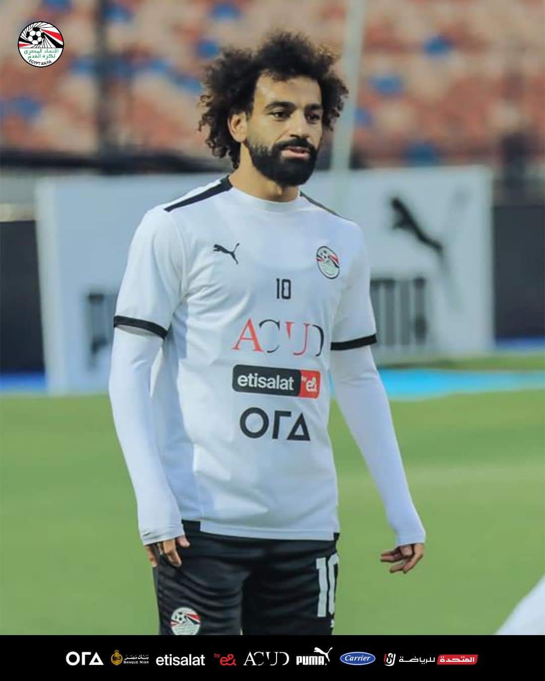 قائمة منتخب مصر لمواجهة جيبوتى و سيراليون بتصفيات مونديال 2026 كتبت : هالة إبراهيم يستهل المنتخب الوطني الأول مشواره في تصفيات أفريقيا المؤهلة لكأس العالم (2026) بمواجهة جيبوتي، فى السادسة مساء غداً الخميس باستاد القاهرة، ضمن منافسات الجولة الأولى من مرحلة المجموعات. و كانت أسفرت القرعة عن وقوع المنتخب المصرى في المجموعة الأولى من التصفيات برفقة كل من، بوركينا فاسو، غينيا بيساو، سيراليون، إثيوبيا، بالإضافة إلى منتخب جيبوتي. و أنهي اليوم المنتخب الوطني المصري تدريباته استعداداته لمواجهة جيبوتى في التصفيات المؤهلة لكأس العالم 2026، ضمن منافسات الجولة الأولى من المجموعة الأولى عن قارة أفريقيا. وجاءت قائمة منتخب مصر لمواجهتي جيبوتي وسيراليون بتصفيات مونديال 2026 كالتالي: فى حراسة المرمى: محمد الشناوي ومحمد صبحي، وأحمد الشناوي. خط الدفاع: محمد هاني وعمر كمال، وعلي جبر ومحمد عبدالمنعم، وأحمد سامي ورامي ربيعة، ومحمد حمدي وأحمد فتوح خط الوسط: طارق حامد ومروان عطية، ومحمد النني وإمام عاشور، وأحمد سيد زيزو ومحمود حمادة، وحمدي فتحي. خط الهجوم: مصطفى محمد ومحمد شريف، وعمر مرموش ومحمد صلاح، ومصطفى فتحي ومحمود حسن تريزيجيه، وحسين الشحات. القنوات الناقلة لمباراة منتخب مصر وجيبوتي في تصفيات كأس العالم 2026 وتقرر أن تكون القنوات الناقلة لمباراة منتخب مصر وجيبوتي في تصفيات كأس العالم 2026، هي أون تايم سبورتس، التي أعلنت بشكل رسمي حصولها على حقوق نقل لقاءات الفراعنة في التصفيات المونديالية.