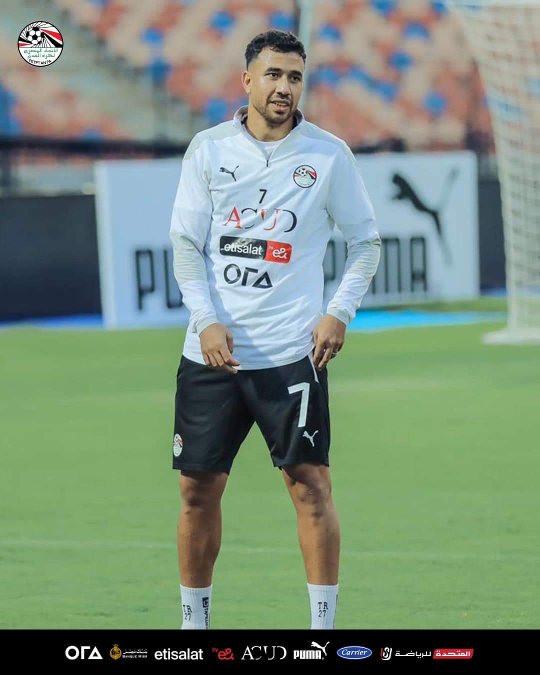 قائمة منتخب مصر لمواجهة جيبوتى و سيراليون بتصفيات مونديال 2026 كتبت : هالة إبراهيم يستهل المنتخب الوطني الأول مشواره في تصفيات أفريقيا المؤهلة لكأس العالم (2026) بمواجهة جيبوتي، فى السادسة مساء غداً الخميس باستاد القاهرة، ضمن منافسات الجولة الأولى من مرحلة المجموعات. و كانت أسفرت القرعة عن وقوع المنتخب المصرى في المجموعة الأولى من التصفيات برفقة كل من، بوركينا فاسو، غينيا بيساو، سيراليون، إثيوبيا، بالإضافة إلى منتخب جيبوتي. و أنهي اليوم المنتخب الوطني المصري تدريباته استعداداته لمواجهة جيبوتى في التصفيات المؤهلة لكأس العالم 2026، ضمن منافسات الجولة الأولى من المجموعة الأولى عن قارة أفريقيا. وجاءت قائمة منتخب مصر لمواجهتي جيبوتي وسيراليون بتصفيات مونديال 2026 كالتالي: فى حراسة المرمى: محمد الشناوي ومحمد صبحي، وأحمد الشناوي. خط الدفاع: محمد هاني وعمر كمال، وعلي جبر ومحمد عبدالمنعم، وأحمد سامي ورامي ربيعة، ومحمد حمدي وأحمد فتوح خط الوسط: طارق حامد ومروان عطية، ومحمد النني وإمام عاشور، وأحمد سيد زيزو ومحمود حمادة، وحمدي فتحي. خط الهجوم: مصطفى محمد ومحمد شريف، وعمر مرموش ومحمد صلاح، ومصطفى فتحي ومحمود حسن تريزيجيه، وحسين الشحات. القنوات الناقلة لمباراة منتخب مصر وجيبوتي في تصفيات كأس العالم 2026 وتقرر أن تكون القنوات الناقلة لمباراة منتخب مصر وجيبوتي في تصفيات كأس العالم 2026، هي أون تايم سبورتس، التي أعلنت بشكل رسمي حصولها على حقوق نقل لقاءات الفراعنة في التصفيات المونديالية.
