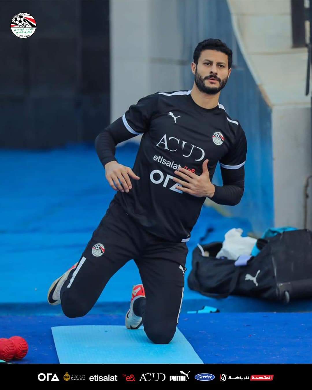 قائمة منتخب مصر لمواجهة جيبوتى و سيراليون بتصفيات مونديال 2026 كتبت : هالة إبراهيم يستهل المنتخب الوطني الأول مشواره في تصفيات أفريقيا المؤهلة لكأس العالم (2026) بمواجهة جيبوتي، فى السادسة مساء غداً الخميس باستاد القاهرة، ضمن منافسات الجولة الأولى من مرحلة المجموعات. و كانت أسفرت القرعة عن وقوع المنتخب المصرى في المجموعة الأولى من التصفيات برفقة كل من، بوركينا فاسو، غينيا بيساو، سيراليون، إثيوبيا، بالإضافة إلى منتخب جيبوتي. و أنهي اليوم المنتخب الوطني المصري تدريباته استعداداته لمواجهة جيبوتى في التصفيات المؤهلة لكأس العالم 2026، ضمن منافسات الجولة الأولى من المجموعة الأولى عن قارة أفريقيا. وجاءت قائمة منتخب مصر لمواجهتي جيبوتي وسيراليون بتصفيات مونديال 2026 كالتالي: فى حراسة المرمى: محمد الشناوي ومحمد صبحي، وأحمد الشناوي. خط الدفاع: محمد هاني وعمر كمال، وعلي جبر ومحمد عبدالمنعم، وأحمد سامي ورامي ربيعة، ومحمد حمدي وأحمد فتوح خط الوسط: طارق حامد ومروان عطية، ومحمد النني وإمام عاشور، وأحمد سيد زيزو ومحمود حمادة، وحمدي فتحي. خط الهجوم: مصطفى محمد ومحمد شريف، وعمر مرموش ومحمد صلاح، ومصطفى فتحي ومحمود حسن تريزيجيه، وحسين الشحات. القنوات الناقلة لمباراة منتخب مصر وجيبوتي في تصفيات كأس العالم 2026 وتقرر أن تكون القنوات الناقلة لمباراة منتخب مصر وجيبوتي في تصفيات كأس العالم 2026، هي أون تايم سبورتس، التي أعلنت بشكل رسمي حصولها على حقوق نقل لقاءات الفراعنة في التصفيات المونديالية.