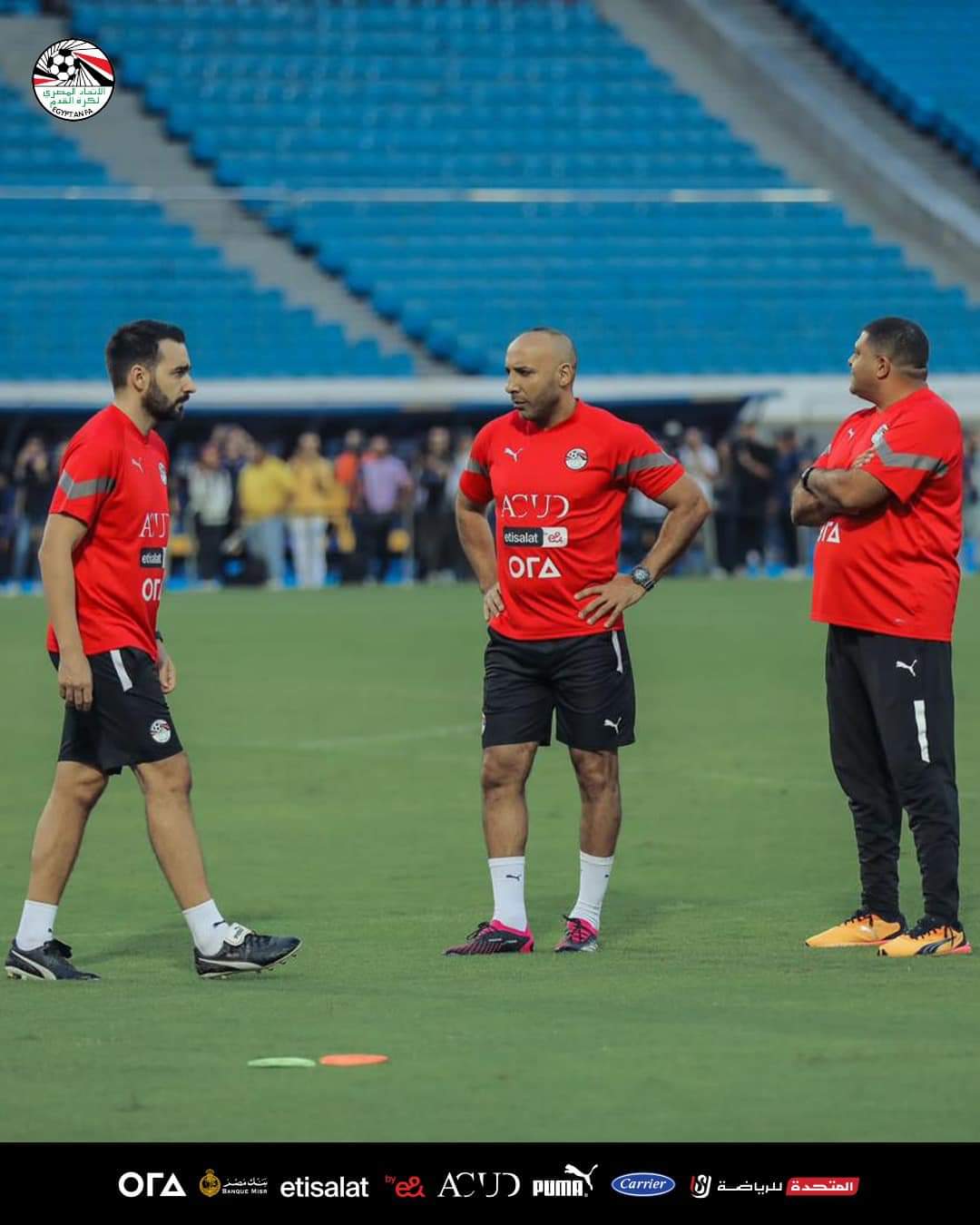 قائمة منتخب مصر لمواجهة جيبوتى و سيراليون بتصفيات مونديال 2026 كتبت : هالة إبراهيم يستهل المنتخب الوطني الأول مشواره في تصفيات أفريقيا المؤهلة لكأس العالم (2026) بمواجهة جيبوتي، فى السادسة مساء غداً الخميس باستاد القاهرة، ضمن منافسات الجولة الأولى من مرحلة المجموعات. و كانت أسفرت القرعة عن وقوع المنتخب المصرى في المجموعة الأولى من التصفيات برفقة كل من، بوركينا فاسو، غينيا بيساو، سيراليون، إثيوبيا، بالإضافة إلى منتخب جيبوتي. و أنهي اليوم المنتخب الوطني المصري تدريباته استعداداته لمواجهة جيبوتى في التصفيات المؤهلة لكأس العالم 2026، ضمن منافسات الجولة الأولى من المجموعة الأولى عن قارة أفريقيا. وجاءت قائمة منتخب مصر لمواجهتي جيبوتي وسيراليون بتصفيات مونديال 2026 كالتالي: فى حراسة المرمى: محمد الشناوي ومحمد صبحي، وأحمد الشناوي. خط الدفاع: محمد هاني وعمر كمال، وعلي جبر ومحمد عبدالمنعم، وأحمد سامي ورامي ربيعة، ومحمد حمدي وأحمد فتوح خط الوسط: طارق حامد ومروان عطية، ومحمد النني وإمام عاشور، وأحمد سيد زيزو ومحمود حمادة، وحمدي فتحي. خط الهجوم: مصطفى محمد ومحمد شريف، وعمر مرموش ومحمد صلاح، ومصطفى فتحي ومحمود حسن تريزيجيه، وحسين الشحات. القنوات الناقلة لمباراة منتخب مصر وجيبوتي في تصفيات كأس العالم 2026 وتقرر أن تكون القنوات الناقلة لمباراة منتخب مصر وجيبوتي في تصفيات كأس العالم 2026، هي أون تايم سبورتس، التي أعلنت بشكل رسمي حصولها على حقوق نقل لقاءات الفراعنة في التصفيات المونديالية.