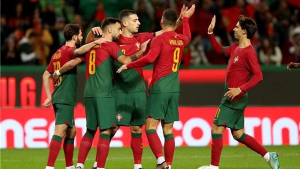 "في ليلة تعزيز التاريخ".. رونالدو يقود البرتغال للفوز ضد ليشتنشتاين في تصفيات يورو 2024 كتبت: آيه حجاج قاد البرتغالي كريستيانو رونالدو منتخب بلاده الأول لتحقيق فوزًا هامًا في مواجهة منتخب ليشتنشتاين مساء الخميس، في إطار منافسات الجولة التاسعة من تصفيات كأس أمم أوروبا "يورو" 2024. وذلك ضمن منافسات المجموعة العاشرة لليورو 2024، حيث كانت انطلقت صافرة البداية في تمام الساعة العاشرة إلا ربع مساءً بتوقيت القاهرة، والحادية عشر إلا ربع مساءً بتوقيت مكة المكرمة. افتتح البرتغالي كريستيانو رونالدو التسجيل لمنتخب بلاده في الدقيقة 47 من عمر الشوط الثاني باللقاء، بعد انطلاقه رائعة من ديجو جوتا مرر الكرة لرونالدو ليسددها بالقدم اليسرى داخل الشباك. وعزز جواو كانسيلو النتيجة بالهدف الثاني في الدقيقة 57 من عمر الشوط الثاني باللقاء، بعد خطأ من حارس منتخب ليشتنشتاين في الخروج للامساك بالكرة، راوغ كانسيلو الذي وضع الكرة داخل الشباك معلناً عن الهدف الثاني، وانتهى اللقاء بفوز الضيوف بهدفين نظيفين. وبعد الفوز رفع منتخب البرتغال رصيده إلى 27 نقطة، في صدارة ترتيب المجموعة العاشرة ضمن منافسات يورو 2024 منفرد. ونجح رونالدو في تعزيز سجله التهديفي كأكثر لاعبي تسجيل للأهداف بالمنتخبات برصيد 128 هدف، متفوقًا على الإيراني علي دائي صاحب 109 هدف والأرجنتيني ليونيل ميسي صاحب 106 هدف. ويذكر أن جاء تشكيل البرتغال كالتالي:- حراسة المرمى: سا دفاع: توتي جوميز، كانسيلو، انتونيو سيلفا وسط: روبن نيفيز، برونو فيرنانديز، جوتا، بيرناردو سيلفا هجوم: جونزالو راموس، كريستيانو رونالدو، جواو فيلكس