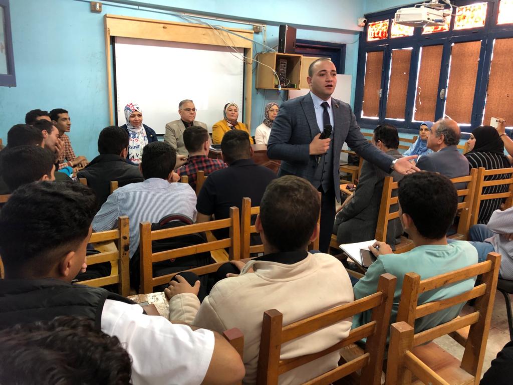 حسن هيكل مفهوم الانتخابات ومراحل العملية الانتخابية، والمواد الدستورية التى تنص على الحقوق الانتخابية، وكذلك اشكال المشاركة السياسية. وحث الدكتور حسن هيكل الشباب على ضرورة النزول للادلاء بأصواتهم في الانتخابات الرئاسية المقبلة وتوجيه رسالة للعالم أجمع أن الشعب المصرى قادر على القيام بدوره الهام فى بناء الدولة المصرية