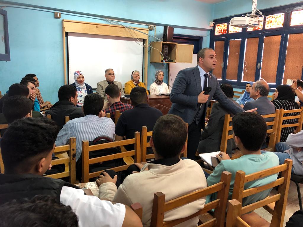 حسن هيكل مفهوم الانتخابات ومراحل العملية الانتخابية، والمواد الدستورية التى تنص على الحقوق الانتخابية، وكذلك اشكال المشاركة السياسية. وحث الدكتور حسن هيكل الشباب على ضرورة النزول للادلاء بأصواتهم في الانتخابات الرئاسية المقبلة وتوجيه رسالة للعالم أجمع أن الشعب المصرى قادر على القيام بدوره الهام فى بناء الدولة المصرية