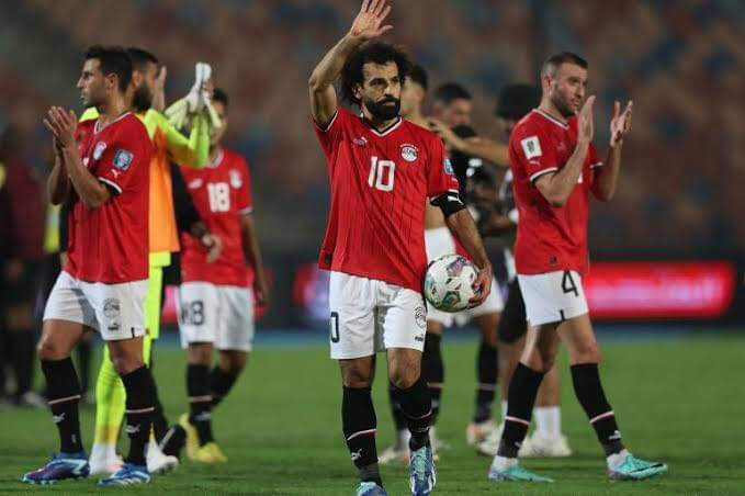 "بأقدام تريزيجية".. منتخب مصر يفوز على سيراليون ويحافظ على صدارة المجموعة بتصفيات كأس العالم 2026

كتبت: آيه حجاج

نجح المنتخب الوطني المصري الأول في تحقيق الفوز أمام منتخب سيراليون بهدفين نظيفين، ضمن منافسات الجولة الثانية من عمر التصفيات الأفريقية المؤهلة لكأس العالم 2026.

وكان يحتضن ملعب ستاد صامويل كانيون في ليبيريا المباراة بين الفريقين، حيث انطلقت صافرة البداية في تمام الساعة السادسة مساءً بتوقيت القاهرة، والسابعة مساءً بتوقيت مكة المكرمة.

بدأ المنتخب الوطني المصري بالضغط على أصحاب الأرض منذ بداية أحداث الشوط الأول من المباراة أرسل محمد هاني كرة عرضية في الدقيقة الرابعة، داخل منطقة الجزاء وصلت إلى مصطفى محمد استلمها وسددها بقوة ولكنها اصطدمت في الدفاع وخرجت ركنية، 

وفي الدقيقة الخامسة جاءت تسديدة من محمد النني بينية داخل منطقة الجزاء وصلت إلى مصطفى محمد قابلها بتسديدة بباطن القدم، كادت أن تسكن الشباك ولكنها مرت بجوار القائم الأيمن.

ونجح المنتخب الوطني في تسجيل الهدف الأول في الدقيقة 18 من عمر الشوط الأول باللقاء، عن طريق محمود حسن تريزيجية بعد تمريرة من صلاح على حدود منطقة الجزاء بمهارة وكعب وصلت إلى تريزيجية استلمها وسددها يمين الحارس.

وجاءت فرصة بينية في الدقيقة 30 من عمر الشوط الأول، لصالح منتخب سيراليون وصلت إلى كاكاي سددها يسارية اصطدمت في القائم وتابعها الحسن كوروما بتسديدة لكنها وصلت بعيدة عن المرمي.

واشهر حكم المباراة البطاقة الحمراء للاعب تيريس فورنا في الدقيقة 38 من عمر الشوط الأول باللقاء، بعد تدخل قوى على حمدي فتحي لاعب وسط منتخب مصر.

وفي الدقيقة 40 من عمر الشوط الأول باللقاء، وصلت إنطلاقة إلى أصحاب الأرض بعد توغل داخل منطقة الجزاء منتخب مصر خرج محمد الشناوي وتصدى لها لينفذ مرماه من هدف.

ونجح الشناوي من إنقاذ مرماه في الدقيقة 51 من عمر الشوط الثاني باللقاء، بعد تمريرة بينية خلف دفاعات منتخب مصر كادت أن تكون خطيرة على الشناوي ولكنه خرج من المرمي وتصدى لها.

واستطاع محمود حسن تريزيجية في تعزيز النتيجة لصالح منتخب مصر في الدقيقة 63 من عمر الشوط الثاني باللقاء، بعد تمريرة بالخطأ من لاعب سيراليون قطعها محمد صلاح أرسلها تريزيجية وانطلق ليسددها اصطدمت بالدفاع ودخلت المرمي.

وجاءت فرصة لصالح منتخب مصر في الدقيقة 78 من عمر الشوط الثاني باللقاء، بعد تمريرة وضعت مصطفى محمد فؤاد مواجهة الحارس لعبها لب فوق الحارس لكن تصدى لها الدفاع ببراعة وخرجت ركنية حرمت الفراعنة من هدف ثالث.

وفي الدقيقة 87 من عمر الشوط الثاني باللقاء، جاءت فرصة لصالح منتخب مصر بعد تمريرة من محمد صلاح وصلت إلى عمر مرموش مررها لب تصدى لها الدفاع.

وفي الدقيقة 88 من عمر الشوط الثاني باللقاء، سجل محمد حمدي الهدف الثاني لصالح منتخب مصر بعد عرضية من صلاح، لكنه ألغى بداعي التسلل.

وتوقفت المباراة قبل نهايتها بسبي أحداث شغب من الجمهور، ونزول بعض من جماهير سيراليون لمعانقة محمد صلاح لتتوقف المباراة، ويتدخل الأمن وينقذ الموقف.

وأعلن حكم المباراة عن وجود 8 دقائق وقت محتسب بدل من الضائع، شهدت حالة طرد جديدة لمنتخب سيراليون بعد حصول اللاعب عبدولو على البطاقة الثانية.

كما شهد الوقت المحتسب بدل من الضائع، تألق كبير من حارس مرمى منتخب مصر محمد الشناوي، بعد التصدي لعدة هجمات من منتخب سيراليون لتسجيل هدف تقليص الفارق.

وبهذا الفوز رفع منتخب مصر رصيده إلى 6 نقاط في صدارة ترتيب المجموعة الأولى من التصفيات الأفريقية المؤهلة لكأس العالم 2026، فيما يتقاسم سيراليون المراكز الأربعة الوسطى،. يتذيل منتخب جيبوتي المجموعة خالي الوفاض.