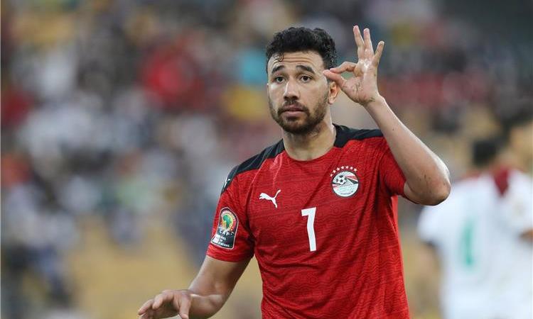 "بأقدام تريزيجية".. منتخب مصر يفوز على سيراليون ويحافظ على صدارة المجموعة بتصفيات كأس العالم 2026 كتبت: آيه حجاج نجح المنتخب الوطني المصري الأول في تحقيق الفوز أمام منتخب سيراليون بهدفين نظيفين، ضمن منافسات الجولة الثانية من عمر التصفيات الأفريقية المؤهلة لكأس العالم 2026. وكان يحتضن ملعب ستاد صامويل كانيون في ليبيريا المباراة بين الفريقين، حيث انطلقت صافرة البداية في تمام الساعة السادسة مساءً بتوقيت القاهرة، والسابعة مساءً بتوقيت مكة المكرمة. بدأ المنتخب الوطني المصري بالضغط على أصحاب الأرض منذ بداية أحداث الشوط الأول من المباراة أرسل محمد هاني كرة عرضية في الدقيقة الرابعة، داخل منطقة الجزاء وصلت إلى مصطفى محمد استلمها وسددها بقوة ولكنها اصطدمت في الدفاع وخرجت ركنية، وفي الدقيقة الخامسة جاءت تسديدة من محمد النني بينية داخل منطقة الجزاء وصلت إلى مصطفى محمد قابلها بتسديدة بباطن القدم، كادت أن تسكن الشباك ولكنها مرت بجوار القائم الأيمن. ونجح المنتخب الوطني في تسجيل الهدف الأول في الدقيقة 18 من عمر الشوط الأول باللقاء، عن طريق محمود حسن تريزيجية بعد تمريرة من صلاح على حدود منطقة الجزاء بمهارة وكعب وصلت إلى تريزيجية استلمها وسددها يمين الحارس. وجاءت فرصة بينية في الدقيقة 30 من عمر الشوط الأول، لصالح منتخب سيراليون وصلت إلى كاكاي سددها يسارية اصطدمت في القائم وتابعها الحسن كوروما بتسديدة لكنها وصلت بعيدة عن المرمي. واشهر حكم المباراة البطاقة الحمراء للاعب تيريس فورنا في الدقيقة 38 من عمر الشوط الأول باللقاء، بعد تدخل قوى على حمدي فتحي لاعب وسط منتخب مصر. وفي الدقيقة 40 من عمر الشوط الأول باللقاء، وصلت إنطلاقة إلى أصحاب الأرض بعد توغل داخل منطقة الجزاء منتخب مصر خرج محمد الشناوي وتصدى لها لينفذ مرماه من هدف. ونجح الشناوي من إنقاذ مرماه في الدقيقة 51 من عمر الشوط الثاني باللقاء، بعد تمريرة بينية خلف دفاعات منتخب مصر كادت أن تكون خطيرة على الشناوي ولكنه خرج من المرمي وتصدى لها. واستطاع محمود حسن تريزيجية في تعزيز النتيجة لصالح منتخب مصر في الدقيقة 63 من عمر الشوط الثاني باللقاء، بعد تمريرة بالخطأ من لاعب سيراليون قطعها محمد صلاح أرسلها تريزيجية وانطلق ليسددها اصطدمت بالدفاع ودخلت المرمي. وجاءت فرصة لصالح منتخب مصر في الدقيقة 78 من عمر الشوط الثاني باللقاء، بعد تمريرة وضعت مصطفى محمد فؤاد مواجهة الحارس لعبها لب فوق الحارس لكن تصدى لها الدفاع ببراعة وخرجت ركنية حرمت الفراعنة من هدف ثالث. وفي الدقيقة 87 من عمر الشوط الثاني باللقاء، جاءت فرصة لصالح منتخب مصر بعد تمريرة من محمد صلاح وصلت إلى عمر مرموش مررها لب تصدى لها الدفاع. وفي الدقيقة 88 من عمر الشوط الثاني باللقاء، سجل محمد حمدي الهدف الثاني لصالح منتخب مصر بعد عرضية من صلاح، لكنه ألغى بداعي التسلل. وتوقفت المباراة قبل نهايتها بسبي أحداث شغب من الجمهور، ونزول بعض من جماهير سيراليون لمعانقة محمد صلاح لتتوقف المباراة، ويتدخل الأمن وينقذ الموقف. وأعلن حكم المباراة عن وجود 8 دقائق وقت محتسب بدل من الضائع، شهدت حالة طرد جديدة لمنتخب سيراليون بعد حصول اللاعب عبدولو على البطاقة الثانية. كما شهد الوقت المحتسب بدل من الضائع، تألق كبير من حارس مرمى منتخب مصر محمد الشناوي، بعد التصدي لعدة هجمات من منتخب سيراليون لتسجيل هدف تقليص الفارق. وبهذا الفوز رفع منتخب مصر رصيده إلى 6 نقاط في صدارة ترتيب المجموعة الأولى من التصفيات الأفريقية المؤهلة لكأس العالم 2026، فيما يتقاسم سيراليون المراكز الأربعة الوسطى،. يتذيل منتخب جيبوتي المجموعة خالي الوفاض.