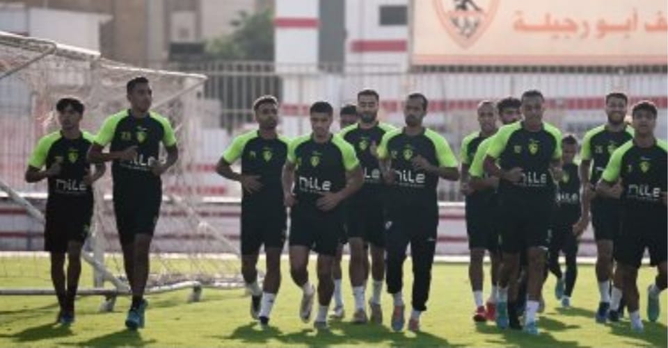 كتب: سامح رشاد يسافر الزمالك اليوم الى الإسكندرية لإقامة معسكر مغلق قبل مواجهة أبو سليم الليبي فى الجولة الأولى من دور المجموعات لكأس الكونفيدراليه الأفريقية. وكان قد خاض الزمالك تتدريباته اليوم فى الساعة الثانية والنصف عصراً على ملعب ابورجيله استعداداً للقاء بطل ليبيا، على ان يختار معتمد جمال قائمة الزمالك لخوض اللقاء عقب المران، ويتوجهه بعدها الفريق الى الإسكندرية. ومن المنتظر ان يخوض الزمالك تدريبه الختامى فى الخامسة مساءً الغد على ملعب فندق الإقامة استعداداً للقاء المرتقب أمام الفريق الليبى. موعد مباراة الزمالك وابو سليم الليبى فى الكونفيدراليه بستضيف الزمالك فريق أبو سليم الليبى فى السادسة مساء الاحد المقبل، فى مباراة الجولة الأولى بالمجموعة الثانية لمنافسات الكونفيدراليه الأفريقية. القناو الناقلة لمباراة الزمالك وأبو سليم الليبى وتذاع مباراة الزمالك وأبو سليم الليبى على قناة bein sport الناقل الحصرى لجميع مباريات الكونفيدراليه الأفريقية، وتذاع أيضاً على قناة أون تايم سبورتس ( التردد الارضى ) مجموعة الزمالك فى الكونفيدرالية:- ابوسليم ( ليبيا ) سوار (غينيا ) ساجرادا ( انجولا ) طاقم تحكيم مباراة الزمالك وأبو سليم الليبى:- واسندت لجنة الحكام الرئيسية بالإتحاد الأفريقى لكرة القدم كاف إدارة مباراة الزمالك وأبو سليم الليبى الى محرز المالكى ( حكم ساحه ) وائل الحناشى ( مساعد اول ) ايمن إسماعيل ( مساعد تانى ) صادق السالم ( حكما رابعا )