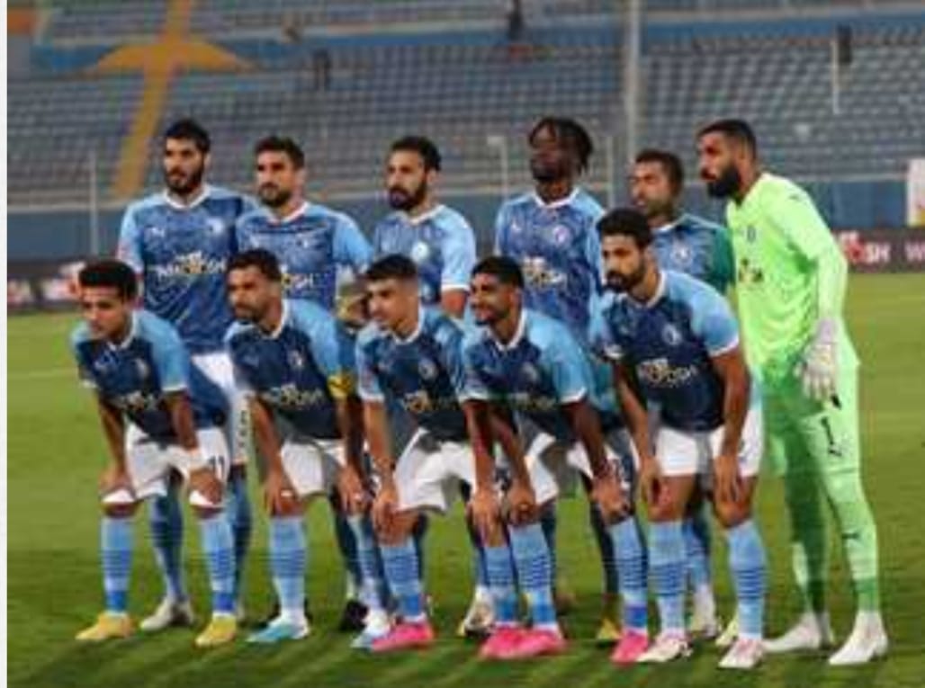 كتب: سامح رشاد يفتتح بيراميدز مشواره فى دوري أبطال أفريقيا بالفوز على مازيمبي الكونغولي بهدف دون رد. احرز الجنوب افريقى " فخرى لاكاي " بالدقيقه 54 من عمر المباراة فى شباك مازيمبى الكونغولى جاء الهدف بعدما استلم فيستون ماييلى الكرة داخل منطقه الجزاء وهيئها لفخرى لاكاي القادم من الخلف ليسددها من لمسة واحدة فى شباك مازيمبى وحرمت العارضة فريق بيراميدز من تسجيل هدف ثانى عبر مايلى فى الدقيقه 84 ، بعد ان أنطلق من خلف الدفاع فى انفراد ولعب الكورة الا ان العارضة وقفت حائل أمام بيراميدز. وانقذ مايلى من جديد فرصة هدف ثاني فى الدقيقة الأولى من الوقت بدلا من الضائع ، بعد إنفراد بحارس المرمى وتصويب الكرة فى الحارس. ترتيب المجموعة فى دوري أبطال أفريقيا :- اودع بيراميدز أول 3 نقاط فى رصيده مع الفريق جعلته فى صدارة المجموعة مؤقتا، حتى انتهاء مباراة الغد بين نواذيبو وصنداونز فى نفس المجموعة التى يتذيلها مؤقتا ايضا فريق مازيمبى