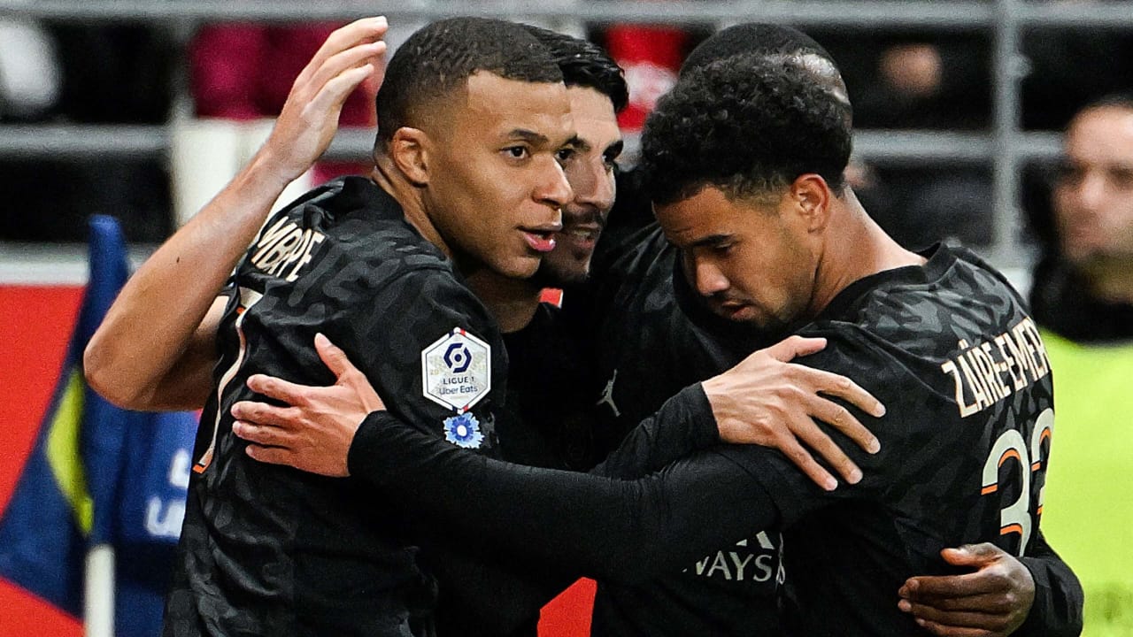 باريس يتربع علي عرش الدوري الفرنسي بفوز كبير علي موناكو كتب: محمد عبد القادر انتهي اللقاء المثير بين فريقي باريس سان جيرمان وموناكو بفوز كبير للنادي الباريسي بخمسة أهداف مقابل هدفين في المباراة التي اقيمت علي ملعب حديقة الأمراء في إطار مباريات الاسبوع الثالث عشر من مسابقة الدوري الفرنسي ليعتلي باريس قمة الدوري الفرنسي برصيد 30 نقطة ويبقي موناكو في المركز الثالث برصيد 24 نقطة بدأ اللقاء المثير بصحوة من باريس وقد بدأ الصحوة جونكالو راموس لاعب باريس سان جيرمان في الدقيقة السادسة بعد تسديدةصاروخية من على حدود الزاوية اليمنى لمنطقة الجزاء تصدى لها الحارس فيليب كوهن بثبات،وفؤ الدقيقة التاسعة ومن تسديدة خطيرة عن طريق كيليان مبابي لاعب باريس سان جيرمان من داخل منطقة الجزاء يتصدى لها الحارس فيليب كوهن ببراعة شديدة ويبعد الخطورة عن مرماه، وفي الدقيقة 11 ركلة ركنية لموناكو على يسار مرمى باريس سان جيرمان، نفذت بعرضية داخل منطقة الجزاء استقبلها سونجوتو ماجاسا برأسية قوية تصدى لها الحارس جيانلويجي دوناروما ببراعة شديدة وأنقذ مرماه، وفي الدقيقة 14 يتم إلغاء هدف لموناكو عن طريق فاندرسون بداعي التسلل، وفي الدقيقة 18 يستغل جونزالو رامس خطأ من حارس موناكو بعد ان سقطت الكرة من يده ليضع الكرة في الشباك محرزآ الهدف الأول لأصحاب الأرض، لم تمر سوي أربع دقائق وبالتحديد في الدقيقة 22 يستغل مينامينو خطأ في التشتيت من حارس مرمي باريس دوناروما ويحرز هدف التعادل، وفي الدقيقة 32 ينقذ فيليب حارس موناكو هدف محقق من إمبابي، وفي الدقيقة 39 ومن ضربة جزاء صحيحة علي يمين حارس موناكو يحرز إمبابي الهدف الثاني لباريس، وكاد مينامينو ان يحرز هدف التعادل في الدقيقة 44 ولكن يتألق دوناروما وينقذ مرماه، وتنتهي أحداث الشوط الأول المثير بفوز أصحاب الأرض بثنائية مقابل هدف. بدأ الشوط الثاني بهدوء حذر من كلا الفريقين وانحصرت الكرة في منتصف الملعب بلا اي خطورة من كلا الجانبين حتي أتت الدقيقة 70 ليحرز ديمبلي الهدف الثالث للفريق الباريسي بعد استقبال اكثر من رائع وتسديدة صاروخية في سقف مرمي فيليب حارس موناكو، وفي الدقيقة 72 يحرز فيتينيا الهدف الرابع للنادي الباريسي بعد تصويبة في اقصي الزاوية اليسري لحارس موناكو بشكل رائع، وسط فرحة عارمة في مدرجات ملعب حديقة الأمراء، وفي الدقيقة 75 ومن بينية أكثر من رائعة يحرز مهاجم موناكو بالوجون هدف تقليص الفارق لنادي إمارة موناكو، حاول موناكو بشتي الطرق إحراز هدف تقليص الفارق وكاد بالوجون ان يحرز الهدف ولكن يتألق دوناروما وينقذ مرماه، وفي الدقيقة السادسة من الوقت بدل الضائع يضيف البديل كولو موانيه الهدف الخامس لباريس وينتهي اللقاء بفوز مستحق ومثير لباريس