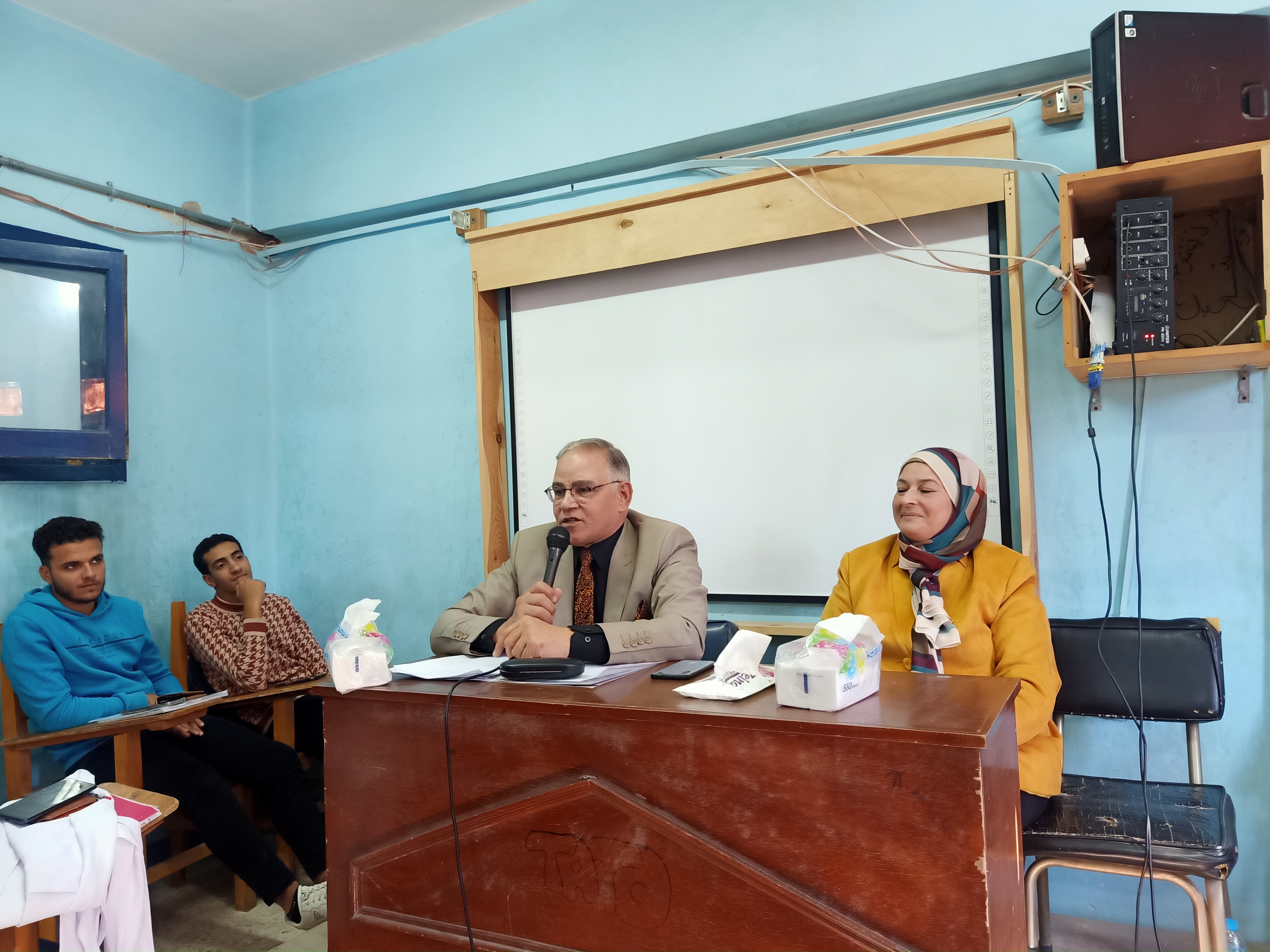حسن هيكل مفهوم الانتخابات ومراحل العملية الانتخابية، والمواد الدستورية التى تنص على الحقوق الانتخابية، وكذلك اشكال المشاركة السياسية. وحث الدكتور حسن هيكل الشباب على ضرورة النزول للادلاء بأصواتهم في الانتخابات الرئاسية المقبلة وتوجيه رسالة للعالم أجمع أن الشعب المصرى قادر على القيام بدوره الهام فى بناء الدولة المصرية