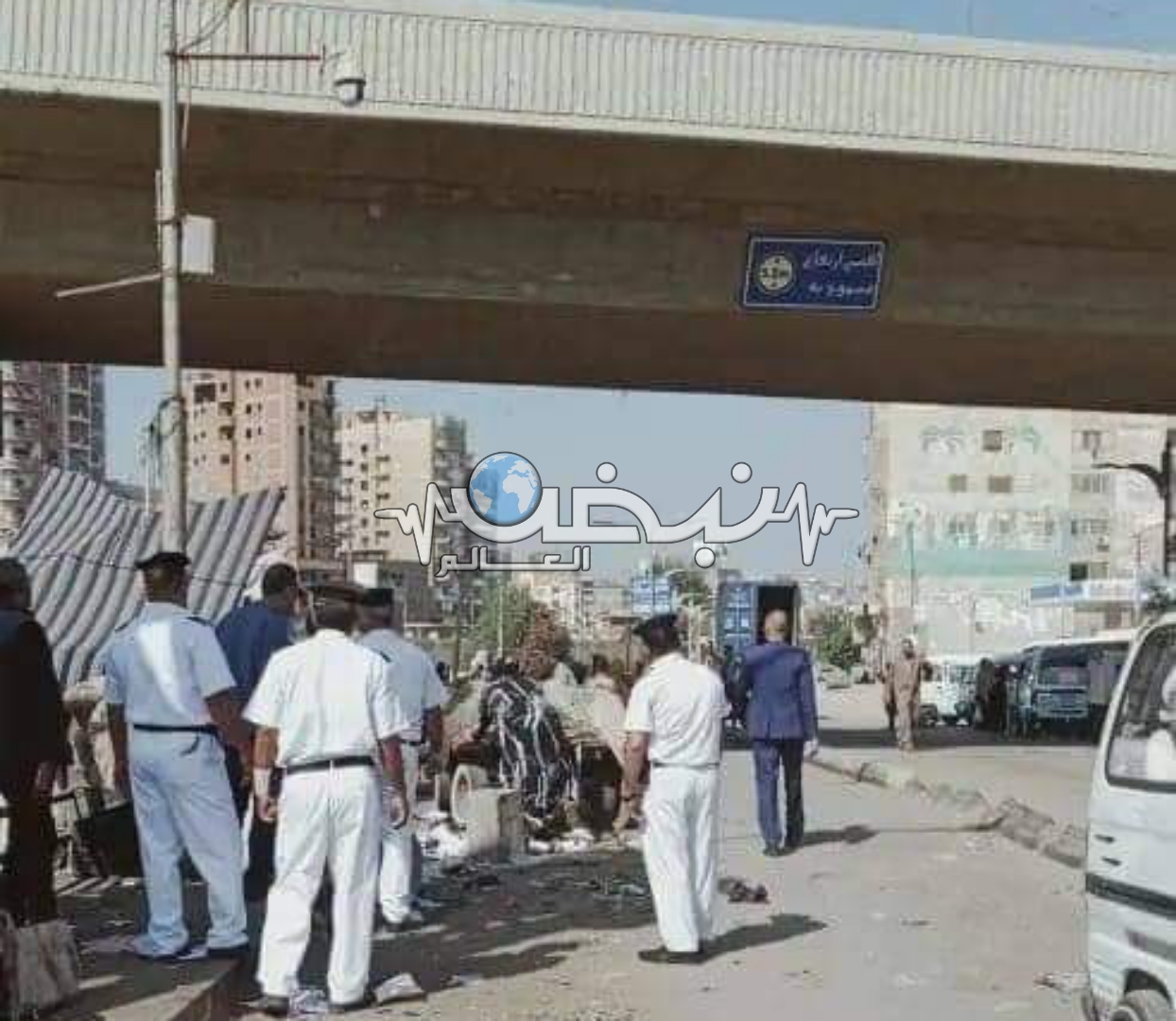 متابعة: وائل جمال كتبت: الهام السيد شنت إدارة شرطة المرافق بمديرية أمن القليوبية، اليوم حملة لإزالة التعديات والإشغالات بعدة مناطق فى مدينة بنها، وذلك بالتنسيق مع مسؤولى إدارة الاشغالات بالمدينة. وجاء هذا بالتنسيق مع ادارة شرطة المرافق بقيادة النقيب وجدي عبد النبي قاسم رئيس وحدة مرافق بنها، وبحضور ياسر إبراهيم نائب رئيس مجلس مدينة بنها، حيث ازالة التعديات بمنطقة منشية النور والكبارى ومجمع المواقف وتحت الإقليمي وتحت كوبرى. وتم تحرير محاضر ومصادرة الاشغالات الموجودة وتم إتخاذ الإجراءات القانونية، مؤكدين ان العمل يزال مستمر على مدار اليوم في مركز ومدينه بنها، لازالة المعوقات التي تواجه المواطنين وتعيق حركة السير والمرور، والحفاظ على المظهر الحضاري. وطبقا للمادة 13 من قانون الطرق لسنة 1968، يعاقب بالحبس مدة لا تزيد على شهر وبغرامة لا تجاوز مائة جنيه، أو بإحدى هاتين العقوبتين كل من يتعدى على الطرق العامة بأحد الأعمال الآتية: 1- إحداث قطع أو حفر أو إقامة عوائق فى وسطها أو ميولها أو أخذ أتربة منها. 2- وضع أو إنشاء أو استبدال لافتات أو إعلانات أو أنابيب أو برابخ تحتها بدون ترخيص من الجهة المشرفة على الطريق أو إحداث أى تلف بالأعمال الصناعية بها. 3- اغتصاب جزء منها. 4- إقامة منشآت عليها بدون إذن من الجهة المشرفة على الطريق. 5- إغراقها بمياه الرى والصرف أو غيرها. 6- إتلاف الأشجار المغروسة على جانبيها أو العلامات المبينة للكيلو مترات. 7- غرس أشجار عليها أو شغلها بمنقولات بدون إذن من الجهة المشرفة على الطريق. 8- وضع قاذورات أو مخصبات عليها