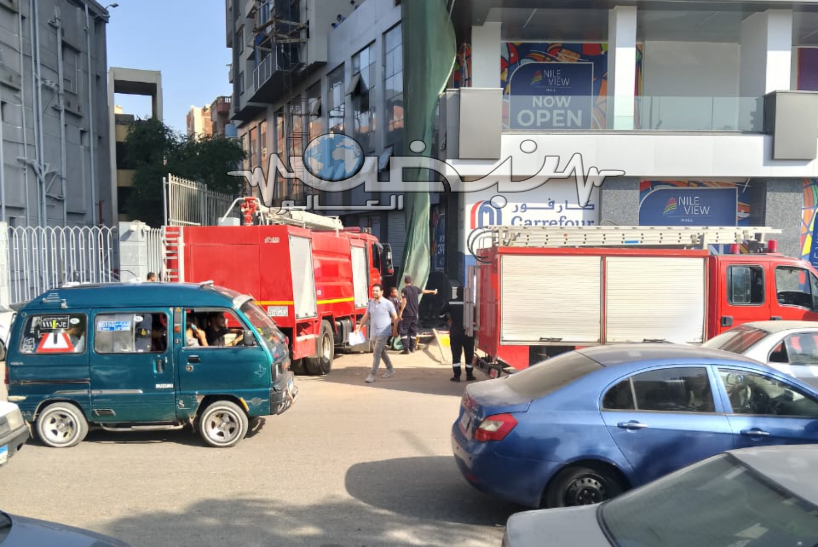 كتبت: هدى النجار متابعة: وائل جمال نشب حريق هائل منذ قليل بفرع "كارفور" بنها في مول نايل فيو، وتصاعد ألسنة الدخان والنيران وسط حالة من الذعر بين الرواد. تلقى الأجهزة الأمنية ببنها، بلاغًا يفيد نشوب حريق هائل في محال تجاري في كمبوند نايل فيو، بمدينة بنها وانتقل ضباط الأجهزة الأمنية وقوات الحماية المدنية والدفع بأكثر من 6 سيارات إطفاء وإسعاف إلى موقع البلاغ. وعلي الفور أخلت قوات الحماية المدنية المول من جميع الرواد وأصحاب المحال التجارية المجاورة له، وشرعت في محاولات إخماد ألسنة الدخان والنيران والسيطرة على الحريق ومنع امتداده إلى باقي المحال التجارية. وكشفت المعاينة الأولية أن الحريق نشب بسبب ماس كهربائي بأحد المحال التجارية داخل كمبوند نايل فيو، وتم حرير محضر ويجري الان التحقيق حول الحريق.