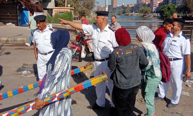 Photo of رفع تعديات على الطريق العام بمناطق الكوبري وعزبة السوق في بنها استجابة للمواطنين