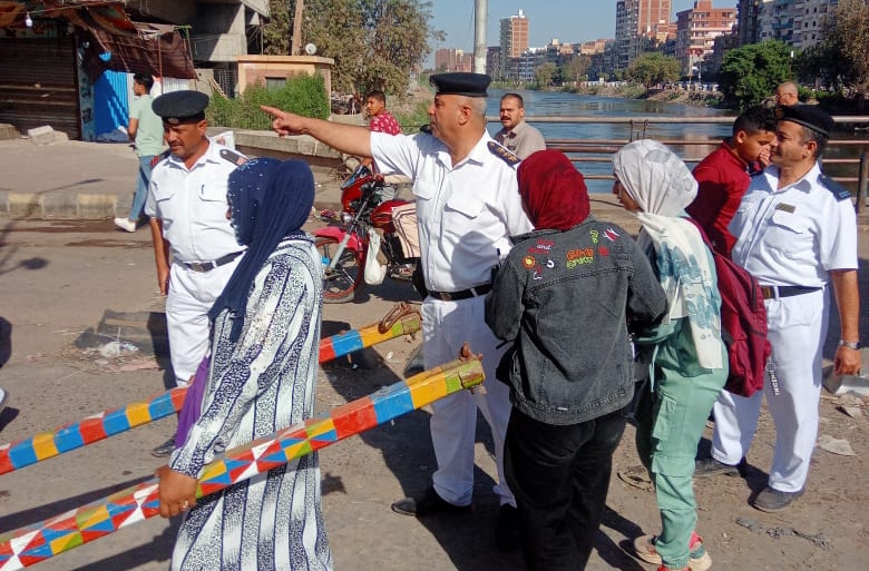 كتبت: الهام السيد متابعة: وائل جمال أعلنت ادارة شرطة المرافق بقيادة النقيب وجدي عبد النبي قاسم رئيس وحدة مرافق بنها، تعاملها الفوري مع عدد من الشكاوى والاستغاثات المنتشرة على صفحات "الفيس بوك"، شملت شكوى المواطنين المقيمين بمنطقة الكوبري وعزبة السوق ببنها، تضررهم فيها من تعدي المحال العامة والباعة الجائلين على نهر الطريق مما يعيق حركة سير المارة والسيارات. واكد مدير رئيس وحدة مرافق بنها، أن شرطة المرافق قامت بتنفيذ حملة مكبرة على المنطقة محل الشكوى لكون هذه الشوارع الرئيسية وتسبب في اعاقة حركة السير بها، وذلك بناء على توجيهات اللواء عبد الحميد الهجان محافظ القليوبية، اللواء نبيل سليم كمساعد وزير الداخلية لقطاع أمن القليوبية، بمنع تواجد أي إشغالات بالطرق العامة والعمل على تسيير الحركة المرورية ومنع المواقف العشوائية التي تتسبب في التكدس المروري، خاصة في أوقات الذروة موجها باتخاذ الإجراءات القانونية تجاه أي بائع جائل يستغل الارصفة والمرافق العامة في افتراش بضاعتهم. وعلى الفور، دفع مجلس مدينة بنها بعدد من عمال النظافة، وتم رفع مخلفات القمامة محل الشكوى، مؤكدة على المتابعة الدورية لعدم تكرارها مجددًا حفاظًا على المظهر العام، وذلك بحضور السيد حامد مدير إدارة الاشغالات بالحي. وأسفرت الحملة عن رفع جميع الإشغالات الموجودة على أرصفة المشاة والمتعدية على الطريق العام وإيداعها بمخازن مجلس المدينة، وتم التنبيه على اصحاب المحال العامة بالشارع بالالتزام بالمساحات المخصصة لهم وعدم التعدي على أرصفة المشاة، وفي حال عدم الإلتزام سيتم اتخاذ كافة الإجراءات القانونية حيالهم.