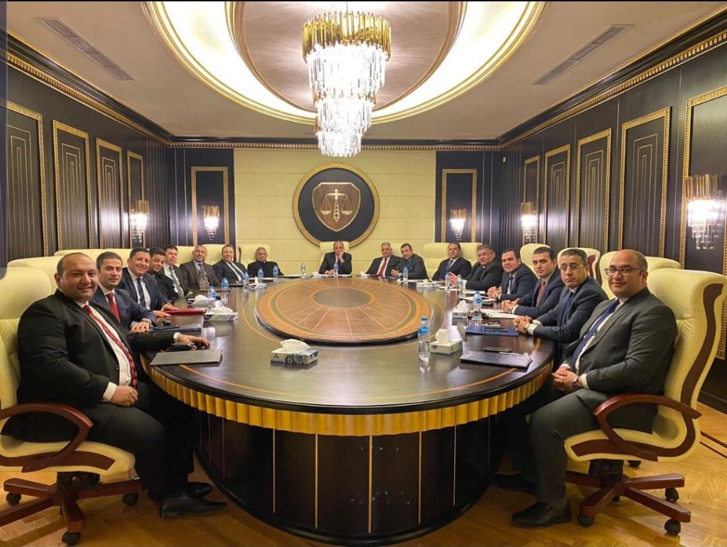 يتقدم نادي قضاة مصر بخالص التهنئة للرئيس عبد الفتاح السيسي لتجديد ثقة الشعب المصري فيه رئيسًا لجمهورية مصر العربية، متمنياً له التوفيق والسداد فيما هو قادم لما فيه الخير لهذا البلد وشعبه. وجاء البيان كالتالي: "نتقدم لشعبنا العظيم بتحية تقدير واحترام للمشاركة في الانتخابات الرئاسية بنسب غير مسبوقة، إنما تدل على وعي شعبنا وإدراكه للمخاطر الخارجية التي تحيط بالوطن وأهمية تلك المرحلة الحرجة والتي تستدعي ضرورة التكاتف لمزيد من الاستقرار والتقدم والازدهار، ولا يفوتنا في هذا المقام أن نوجه الشكر لجميع قضاة مصر المشرفين على العملية الانتخابية لما بذلوه من جهد في سبيل اداء ماتم تكليفهم به دستوريا".