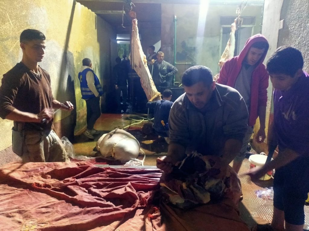 حزب حماة الوطن بالقليوبية يحتفل بنجاح العرس الانتخابي احتفلت أمانة حزب حماة الوطن بمحافظة القليوبية ( حزب كل المصريين) بنجاح العملية الانتخابية مساء اليوم الثالث والاخير من الانتخابات الرئاسية. وقامت أمانة الحزب بالمحافظة بذبح عجلين وتوزيع اللحوم تعبيرا عن فرحتهم بنجاح العرس الانتخابي وذلك تحت شعار معا نحمى معا نبني. وقال بيان للحزب أن الشعب المصري ضرب المثل في الممارسة الديمقراطية وأبهر العالم بهذا الوعي الكبير. وأضاف أن هذا الإقبال غير المسبوق للمشاركة في الانتخابات الرئاسية ما هو إلا مرآة تعكس وعي الشعب المصري وإدراكه بأهمية ممارسته لحقوقه الدستورية، وأهمية اختياره لرئيسه لست سنوات قادمة، كما تعكس إيمان المصريين بكافة الخطوات المتخذة من أجل بناء الجمهورية الجديدة. واشار الى أن الشعب المصري اليوم يستكمل مسيرته الحضارية بهذا المشهد البديع في الممارسة الديمقراطية". واكد أن مصر شهدت حدثا عظيما ولحظة فارقة في تاريخها المعاصر وتاريخ المصريين بعد سنوات من رفع الوعى والبناء الفكرى والسياسي . مشيدا بالجهود المبذولة لخروج انتخابات الرئاسة بشكل يليق بمصر وحضارتها وتاريخها وعظمتها.