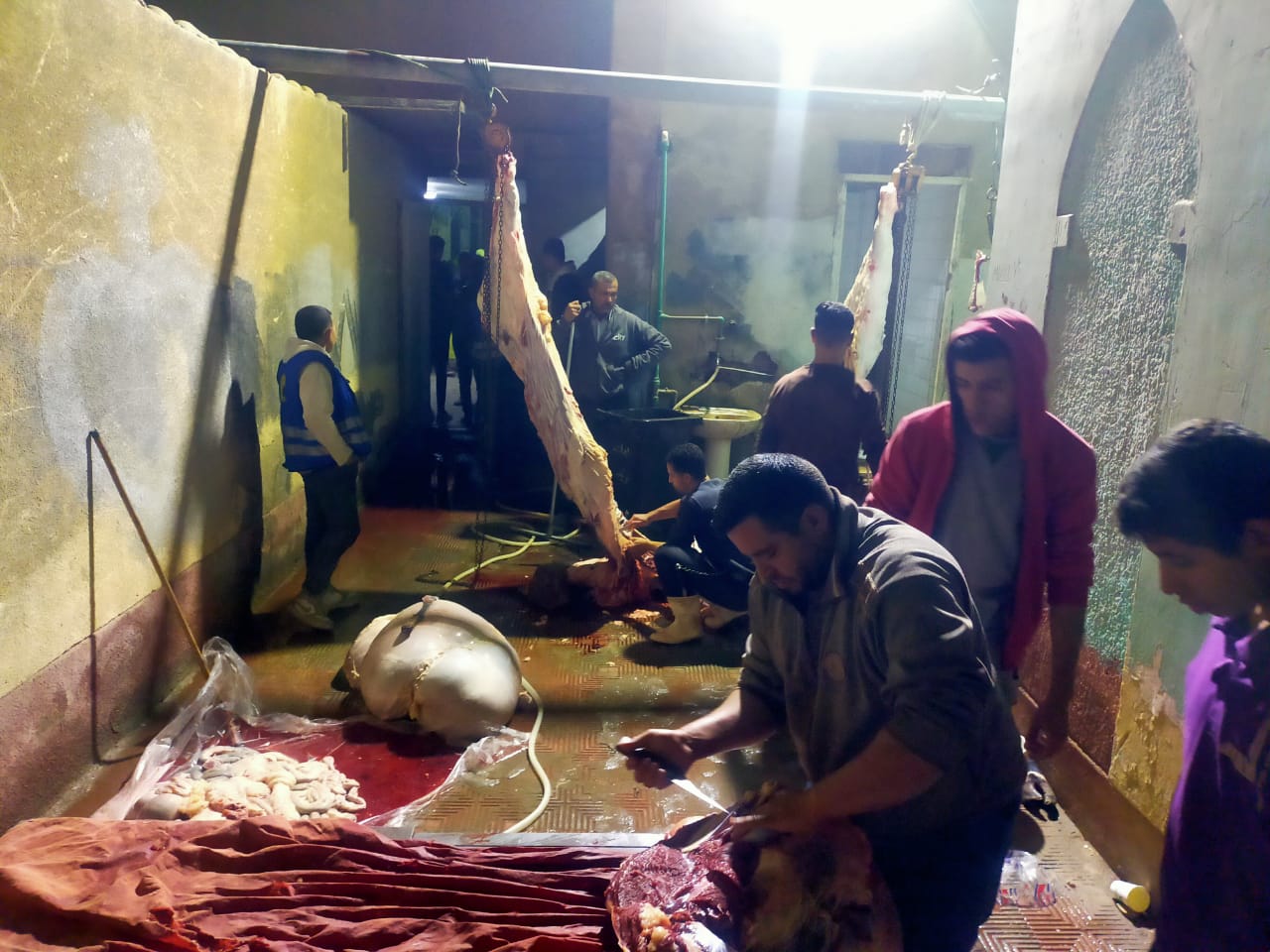 حزب حماة الوطن بالقليوبية يحتفل بنجاح العرس الانتخابي احتفلت أمانة حزب حماة الوطن بمحافظة القليوبية ( حزب كل المصريين) بنجاح العملية الانتخابية مساء اليوم الثالث والاخير من الانتخابات الرئاسية. وقامت أمانة الحزب بالمحافظة بذبح عجلين وتوزيع اللحوم تعبيرا عن فرحتهم بنجاح العرس الانتخابي وذلك تحت شعار معا نحمى معا نبني. وقال بيان للحزب أن الشعب المصري ضرب المثل في الممارسة الديمقراطية وأبهر العالم بهذا الوعي الكبير. وأضاف أن هذا الإقبال غير المسبوق للمشاركة في الانتخابات الرئاسية ما هو إلا مرآة تعكس وعي الشعب المصري وإدراكه بأهمية ممارسته لحقوقه الدستورية، وأهمية اختياره لرئيسه لست سنوات قادمة، كما تعكس إيمان المصريين بكافة الخطوات المتخذة من أجل بناء الجمهورية الجديدة. واشار الى أن الشعب المصري اليوم يستكمل مسيرته الحضارية بهذا المشهد البديع في الممارسة الديمقراطية". واكد أن مصر شهدت حدثا عظيما ولحظة فارقة في تاريخها المعاصر وتاريخ المصريين بعد سنوات من رفع الوعى والبناء الفكرى والسياسي . مشيدا بالجهود المبذولة لخروج انتخابات الرئاسة بشكل يليق بمصر وحضارتها وتاريخها وعظمتها.