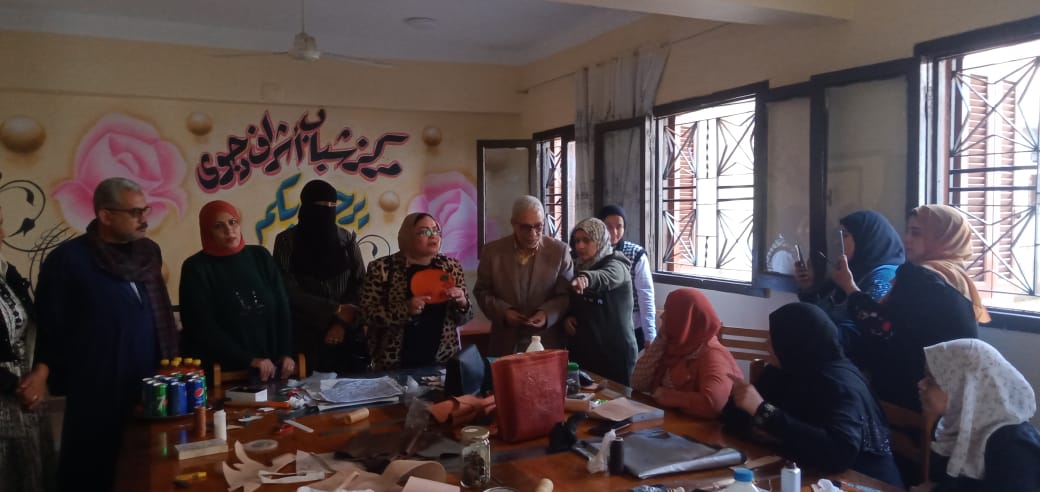 تدشين مشروع " قدرة " لتعليم السيدات صناعات الجلود بمركز شباب دجوى ببنها برعاية اللواء عبد الحميد الهجان محافظ القليوبية والدكتور محمود الصبروط وكيل وزارة الشباب والرياضة بالقليوبية وبالتعاون مع مكتب المبادرات الشبابية بمحافظة القليوبية برئاسة الدكتورة نجلاء الفرماوى. دشن مركز شباب إشراف دجوى ببنها برئاسة الدكتور ابراهيم ابو الريش رئيس مجلس إدارة المركز مبادرة مجتمعية تحت مسمى مبادرة " قدرة " لتعليم السيدات والفتيات على صناعات الجلود ومن بينها صناعات الحقائب والحافظات الجلدية والأحزمة وغيرها من المنتجات وذلك بحضور عدد من الشركاء المجتمعيين من بينهم رشا الصياد وانتصار الشال وعبد الباسط الجاويش أعضاء مبادرة قدرة. وقالت الدكتورة نجلاء الفرماوى مدير مكتب المبادرات الشبابية بمحافظة القليوبية أن المشروع ضمن المشاريع والمبادرات التي تتبناها محافظة القليوبية برعاية اللواء عبد الحميد الهجان وتحت إشراف مديرية الشباب والرياضة بالقليوبية بهدف إحداث نقلة فكرية ومجتمعية واقتصادية للمرأة الريفية من خلال خلق فرص عمل حقيقية من خلال التطبيق العملي لما تدربوا عليه . مشيرة إلى أنه سيتم تبنى اعمال المتدربات وعمل معارض تسويقية لهم من خلال صندوق تمويل المشروعات ووزارة التضامن الاجتماعي وغيرها من الجهات . واضافت أن المحافظة بدورها تثمن مثل تلك المشروعات وخاصة التى تشارك فيها من اسمتهم من " البطلات" من السيدات.