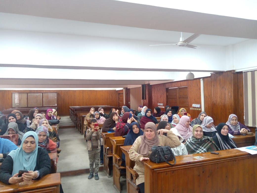 في إطار الحملة الإعلامية لدعم الصناعة الوطنية وتفضيل شراء المنتج المحلي تحت شعار "مستقبل ولادنا فى منتج بلدنا"، التي ينظمها قطاع الإعلام الداخلى بالهيئة العامة للاستعلامات برئاسة الكاتب الصحفى ضياء رشوان. عقد مركز النيل للاعلام ببنها، اليوم، ندوة بعنوان «دور الإعلام في دعم المنتج المحلي»، وذلك بمجلس مدينة طوخ، وحاضرت الندوة دكتورة رانيا أحمد دكتوراة الإعلام بجامعة القاهرة ودكتوره بمركز القومي للبحوث الاجتماعية. وألقت الدكتورة رانيا أحمد، الضوء على دور الإعلام في تحسين جودة الصناعات المحلية والبيئية، ودعم وتوطين الصناعات الوطنية، وحل المشاكل التى تواجه أصحاب الصناعات والمشروعات الصغيرة، بالاضافة إلى تقليل الفاتورة الاستيرادية وخفض معدل البطالة، وإحياء الحرف التراثية، وتنطلق الحملة خلال هذا الأسبوع وتستمر حتى نهاية شهر فبراير 2024. وأضافت الدكتورة رانيا ان ما يقوم به الإعلام في أن يزيد من المستهلك من المنتج المحلي سيعزز من قدرته على التنافس والتصدير إلى الأسواق الخارجية، وهو ما يعني توفير العملات الصعبة لدفع عجلة الاقتصاد والاستثمار، وهو الهدف الرئيسي للحملة، بالاضافة إلى أن دعم المنتج المحلي يسهم فى حث الشعب على الفخر بمصريته والظهور بشكل مشرف ولائق، وهو ما سيعمل في المستقبل القريب على جذب المزيد من الاستثمارات الخارجية إلى مصر، مع العمل على فتح آفاق جديدة للمنتجات المصرية فى الخارج، مؤكدً ة ان مايقوم الإعلام بحث المواطنين على شراء المنتجات الوطنية والمحلية يدعم ويفتح أبواب رزق كبيرة وفرص عمل حقيقية للشباب المصري. وألقت الندوة الضوء على مشروع حطب الحنه بقرية ميت كنانه التابع لمركز طوخ القليوبية وما وصل إليه هذا المشروع من تقدم حيث تم تصدير منتجات هذا المشروع للخارج التي تتمثل في صنع مستلزمات الفناد ق والقري السياحية كما عمل هذا المشروع علي رفع مستوى المعيشة لأفراد المجتمع بميت كنانه وتوفير فرص عمل للشباب. وحضر الندوة عدد كبير من موظفي الوحدات المحلية والرأدات الريفيات بالتضامن الاجتماعي، وذلك تحت إشراف عمرو حسن مدير عام الإدارة العامة لإعلام القليوبية، وأماني الحاج علي مدير مجمع إعلام بنها، واميرة محفوظ مشرف نشاط النيل. الجدير بالذكر أن الحملة سيتم تنفيذها من خلال مراكز النيل البالغ عددها 30 مركزا على مستوى الجمهورية، وبالتعاون مع جهاز تنمية المشروعات المتوسطة والصغيرة ومتناهية الصغر، وجميع الوزارات ذات الصلة والغرفة التجارية وغرفة صناعة الحرف اليدوية، ومنظمات المجتمع المدني والجامعات والمراكز البحثية.  وتجدر الإشارة ان الحملة إنه سوف يتم تنفيذ الحملة وفق فلسفة وطبيعة عمل مراكز النيل للإعلام بالتركيز على قضايا ومشكلات المجتمعات المحلية، والاهتمام بالموضوعات التطبيقية، ورصد التوصيات والمقترحات وإرسالها إلى الجهات المختصة بحثا عن الحلول ومواجهة التحديات التى تواجه الصناعة المحلية.