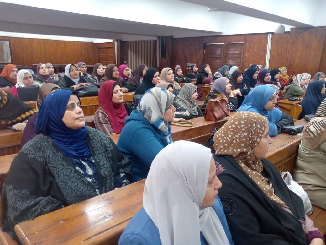 في إطار الحملة الإعلامية لدعم الصناعة الوطنية وتفضيل شراء المنتج المحلي تحت شعار "مستقبل ولادنا فى منتج بلدنا"، التي ينظمها قطاع الإعلام الداخلى بالهيئة العامة للاستعلامات برئاسة الكاتب الصحفى ضياء رشوان. عقد مركز النيل للاعلام ببنها، اليوم، ندوة بعنوان «دور الإعلام في دعم المنتج المحلي»، وذلك بمجلس مدينة طوخ، وحاضرت الندوة دكتورة رانيا أحمد دكتوراة الإعلام بجامعة القاهرة ودكتوره بمركز القومي للبحوث الاجتماعية. وألقت الدكتورة رانيا أحمد، الضوء على دور الإعلام في تحسين جودة الصناعات المحلية والبيئية، ودعم وتوطين الصناعات الوطنية، وحل المشاكل التى تواجه أصحاب الصناعات والمشروعات الصغيرة، بالاضافة إلى تقليل الفاتورة الاستيرادية وخفض معدل البطالة، وإحياء الحرف التراثية، وتنطلق الحملة خلال هذا الأسبوع وتستمر حتى نهاية شهر فبراير 2024. وأضافت الدكتورة رانيا ان ما يقوم به الإعلام في أن يزيد من المستهلك من المنتج المحلي سيعزز من قدرته على التنافس والتصدير إلى الأسواق الخارجية، وهو ما يعني توفير العملات الصعبة لدفع عجلة الاقتصاد والاستثمار، وهو الهدف الرئيسي للحملة، بالاضافة إلى أن دعم المنتج المحلي يسهم فى حث الشعب على الفخر بمصريته والظهور بشكل مشرف ولائق، وهو ما سيعمل في المستقبل القريب على جذب المزيد من الاستثمارات الخارجية إلى مصر، مع العمل على فتح آفاق جديدة للمنتجات المصرية فى الخارج، مؤكدً ة ان مايقوم الإعلام بحث المواطنين على شراء المنتجات الوطنية والمحلية يدعم ويفتح أبواب رزق كبيرة وفرص عمل حقيقية للشباب المصري. وألقت الندوة الضوء على مشروع حطب الحنه بقرية ميت كنانه التابع لمركز طوخ القليوبية وما وصل إليه هذا المشروع من تقدم حيث تم تصدير منتجات هذا المشروع للخارج التي تتمثل في صنع مستلزمات الفناد ق والقري السياحية كما عمل هذا المشروع علي رفع مستوى المعيشة لأفراد المجتمع بميت كنانه وتوفير فرص عمل للشباب. وحضر الندوة عدد كبير من موظفي الوحدات المحلية والرأدات الريفيات بالتضامن الاجتماعي، وذلك تحت إشراف عمرو حسن مدير عام الإدارة العامة لإعلام القليوبية، وأماني الحاج علي مدير مجمع إعلام بنها، واميرة محفوظ مشرف نشاط النيل. الجدير بالذكر أن الحملة سيتم تنفيذها من خلال مراكز النيل البالغ عددها 30 مركزا على مستوى الجمهورية، وبالتعاون مع جهاز تنمية المشروعات المتوسطة والصغيرة ومتناهية الصغر، وجميع الوزارات ذات الصلة والغرفة التجارية وغرفة صناعة الحرف اليدوية، ومنظمات المجتمع المدني والجامعات والمراكز البحثية.  وتجدر الإشارة ان الحملة إنه سوف يتم تنفيذ الحملة وفق فلسفة وطبيعة عمل مراكز النيل للإعلام بالتركيز على قضايا ومشكلات المجتمعات المحلية، والاهتمام بالموضوعات التطبيقية، ورصد التوصيات والمقترحات وإرسالها إلى الجهات المختصة بحثا عن الحلول ومواجهة التحديات التى تواجه الصناعة المحلية.