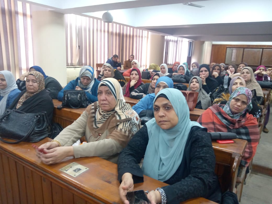 في إطار الحملة الإعلامية لدعم الصناعة الوطنية وتفضيل شراء المنتج المحلي تحت شعار "مستقبل ولادنا فى منتج بلدنا"، التي ينظمها قطاع الإعلام الداخلى بالهيئة العامة للاستعلامات برئاسة الكاتب الصحفى ضياء رشوان. عقد مركز النيل للاعلام ببنها، اليوم، ندوة بعنوان «دور الإعلام في دعم المنتج المحلي»، وذلك بمجلس مدينة طوخ، وحاضرت الندوة دكتورة رانيا أحمد دكتوراة الإعلام بجامعة القاهرة ودكتوره بمركز القومي للبحوث الاجتماعية. وألقت الدكتورة رانيا أحمد، الضوء على دور الإعلام في تحسين جودة الصناعات المحلية والبيئية، ودعم وتوطين الصناعات الوطنية، وحل المشاكل التى تواجه أصحاب الصناعات والمشروعات الصغيرة، بالاضافة إلى تقليل الفاتورة الاستيرادية وخفض معدل البطالة، وإحياء الحرف التراثية، وتنطلق الحملة خلال هذا الأسبوع وتستمر حتى نهاية شهر فبراير 2024. وأضافت الدكتورة رانيا ان ما يقوم به الإعلام في أن يزيد من المستهلك من المنتج المحلي سيعزز من قدرته على التنافس والتصدير إلى الأسواق الخارجية، وهو ما يعني توفير العملات الصعبة لدفع عجلة الاقتصاد والاستثمار، وهو الهدف الرئيسي للحملة، بالاضافة إلى أن دعم المنتج المحلي يسهم فى حث الشعب على الفخر بمصريته والظهور بشكل مشرف ولائق، وهو ما سيعمل في المستقبل القريب على جذب المزيد من الاستثمارات الخارجية إلى مصر، مع العمل على فتح آفاق جديدة للمنتجات المصرية فى الخارج، مؤكدً ة ان مايقوم الإعلام بحث المواطنين على شراء المنتجات الوطنية والمحلية يدعم ويفتح أبواب رزق كبيرة وفرص عمل حقيقية للشباب المصري. وألقت الندوة الضوء على مشروع حطب الحنه بقرية ميت كنانه التابع لمركز طوخ القليوبية وما وصل إليه هذا المشروع من تقدم حيث تم تصدير منتجات هذا المشروع للخارج التي تتمثل في صنع مستلزمات الفناد ق والقري السياحية كما عمل هذا المشروع علي رفع مستوى المعيشة لأفراد المجتمع بميت كنانه وتوفير فرص عمل للشباب. وحضر الندوة عدد كبير من موظفي الوحدات المحلية والرأدات الريفيات بالتضامن الاجتماعي، وذلك تحت إشراف عمرو حسن مدير عام الإدارة العامة لإعلام القليوبية، وأماني الحاج علي مدير مجمع إعلام بنها، واميرة محفوظ مشرف نشاط النيل. الجدير بالذكر أن الحملة سيتم تنفيذها من خلال مراكز النيل البالغ عددها 30 مركزا على مستوى الجمهورية، وبالتعاون مع جهاز تنمية المشروعات المتوسطة والصغيرة ومتناهية الصغر، وجميع الوزارات ذات الصلة والغرفة التجارية وغرفة صناعة الحرف اليدوية، ومنظمات المجتمع المدني والجامعات والمراكز البحثية.  وتجدر الإشارة ان الحملة إنه سوف يتم تنفيذ الحملة وفق فلسفة وطبيعة عمل مراكز النيل للإعلام بالتركيز على قضايا ومشكلات المجتمعات المحلية، والاهتمام بالموضوعات التطبيقية، ورصد التوصيات والمقترحات وإرسالها إلى الجهات المختصة بحثا عن الحلول ومواجهة التحديات التى تواجه الصناعة المحلية.