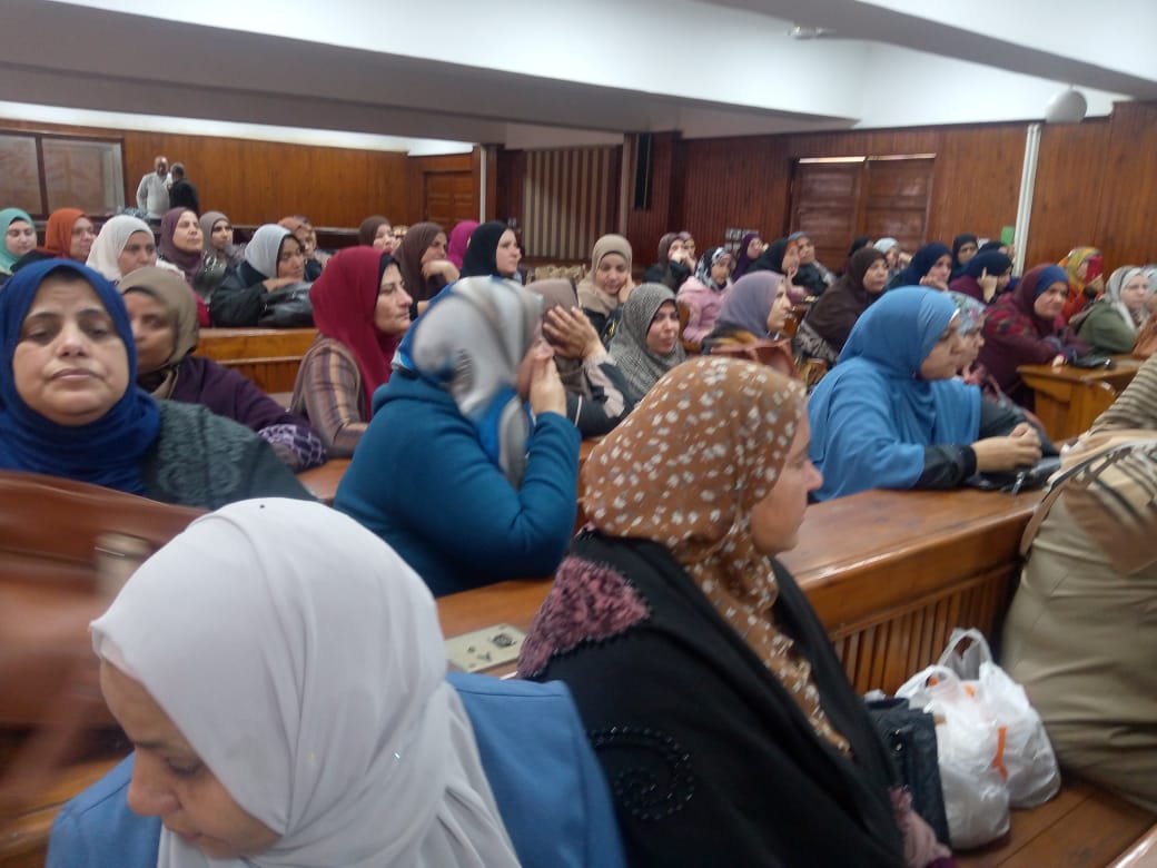 في إطار الحملة الإعلامية لدعم الصناعة الوطنية وتفضيل شراء المنتج المحلي تحت شعار "مستقبل ولادنا فى منتج بلدنا"، التي ينظمها قطاع الإعلام الداخلى بالهيئة العامة للاستعلامات برئاسة الكاتب الصحفى ضياء رشوان. عقد مركز النيل للاعلام ببنها، اليوم، ندوة بعنوان «دور الإعلام في دعم المنتج المحلي»، وذلك بمجلس مدينة طوخ، وحاضرت الندوة دكتورة رانيا أحمد دكتوراة الإعلام بجامعة القاهرة ودكتوره بمركز القومي للبحوث الاجتماعية. وألقت الدكتورة رانيا أحمد، الضوء على دور الإعلام في تحسين جودة الصناعات المحلية والبيئية، ودعم وتوطين الصناعات الوطنية، وحل المشاكل التى تواجه أصحاب الصناعات والمشروعات الصغيرة، بالاضافة إلى تقليل الفاتورة الاستيرادية وخفض معدل البطالة، وإحياء الحرف التراثية، وتنطلق الحملة خلال هذا الأسبوع وتستمر حتى نهاية شهر فبراير 2024. وأضافت الدكتورة رانيا ان ما يقوم به الإعلام في أن يزيد من المستهلك من المنتج المحلي سيعزز من قدرته على التنافس والتصدير إلى الأسواق الخارجية، وهو ما يعني توفير العملات الصعبة لدفع عجلة الاقتصاد والاستثمار، وهو الهدف الرئيسي للحملة، بالاضافة إلى أن دعم المنتج المحلي يسهم فى حث الشعب على الفخر بمصريته والظهور بشكل مشرف ولائق، وهو ما سيعمل في المستقبل القريب على جذب المزيد من الاستثمارات الخارجية إلى مصر، مع العمل على فتح آفاق جديدة للمنتجات المصرية فى الخارج، مؤكدً ة ان مايقوم الإعلام بحث المواطنين على شراء المنتجات الوطنية والمحلية يدعم ويفتح أبواب رزق كبيرة وفرص عمل حقيقية للشباب المصري. وألقت الندوة الضوء على مشروع حطب الحنه بقرية ميت كنانه التابع لمركز طوخ القليوبية وما وصل إليه هذا المشروع من تقدم حيث تم تصدير منتجات هذا المشروع للخارج التي تتمثل في صنع مستلزمات الفناد ق والقري السياحية كما عمل هذا المشروع علي رفع مستوى المعيشة لأفراد المجتمع بميت كنانه وتوفير فرص عمل للشباب. وحضر الندوة عدد كبير من موظفي الوحدات المحلية والرأدات الريفيات بالتضامن الاجتماعي، وذلك تحت إشراف عمرو حسن مدير عام الإدارة العامة لإعلام القليوبية، وأماني الحاج علي مدير مجمع إعلام بنها، واميرة محفوظ مشرف نشاط النيل. الجدير بالذكر أن الحملة سيتم تنفيذها من خلال مراكز النيل البالغ عددها 30 مركزا على مستوى الجمهورية، وبالتعاون مع جهاز تنمية المشروعات المتوسطة والصغيرة ومتناهية الصغر، وجميع الوزارات ذات الصلة والغرفة التجارية وغرفة صناعة الحرف اليدوية، ومنظمات المجتمع المدني والجامعات والمراكز البحثية.  وتجدر الإشارة ان الحملة إنه سوف يتم تنفيذ الحملة وفق فلسفة وطبيعة عمل مراكز النيل للإعلام بالتركيز على قضايا ومشكلات المجتمعات المحلية، والاهتمام بالموضوعات التطبيقية، ورصد التوصيات والمقترحات وإرسالها إلى الجهات المختصة بحثا عن الحلول ومواجهة التحديات التى تواجه الصناعة المحلية.