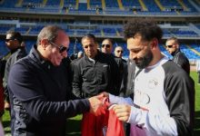 Photo of محمد صلاح يهدي الرئيس السيسي قميص منتخب مصر